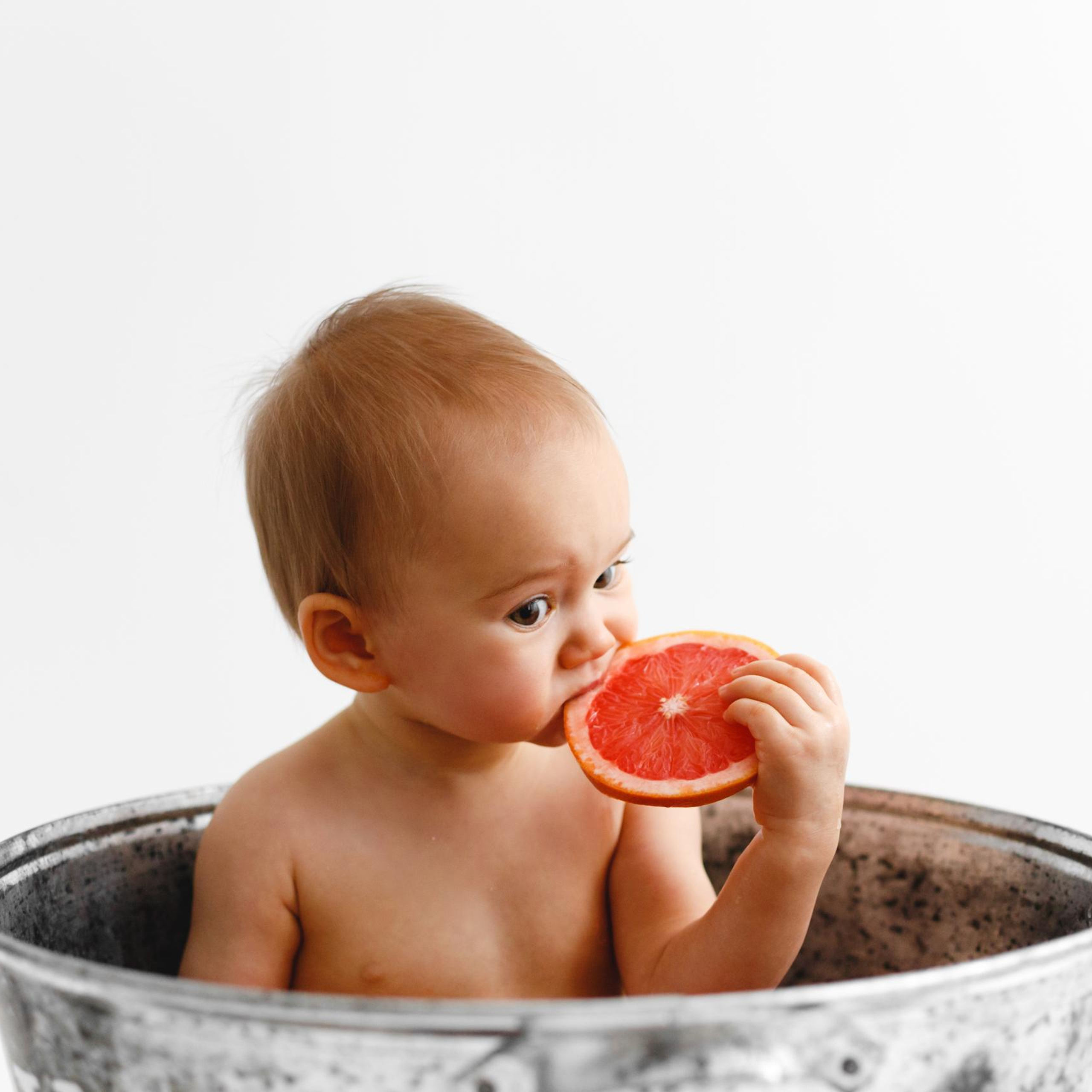 Первый тортик Полины. Детская фотостудия «Лиммеридж» в Санкт-Петербурге