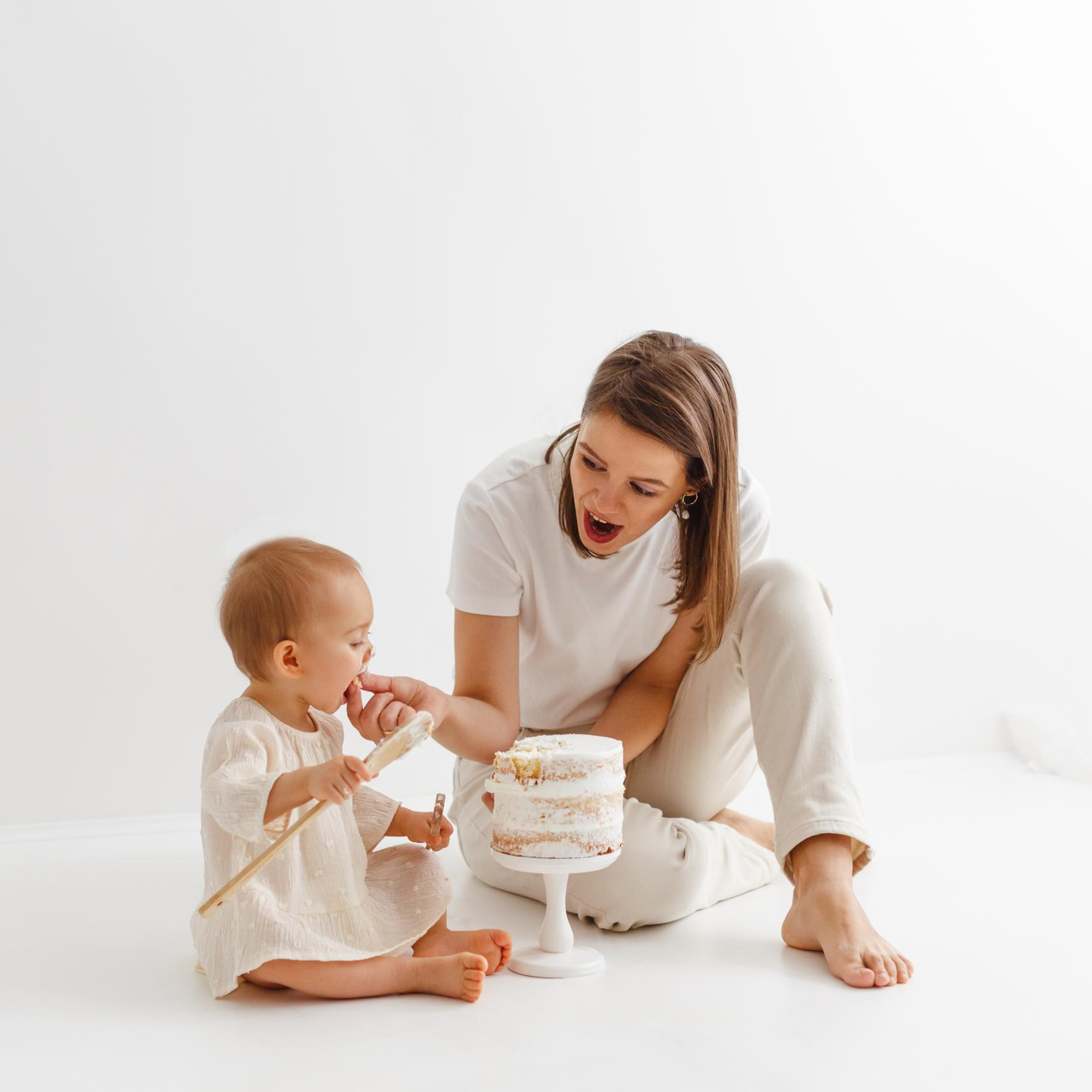 Первый тортик Полины. Детская фотостудия «Лиммеридж» в Санкт-Петербурге