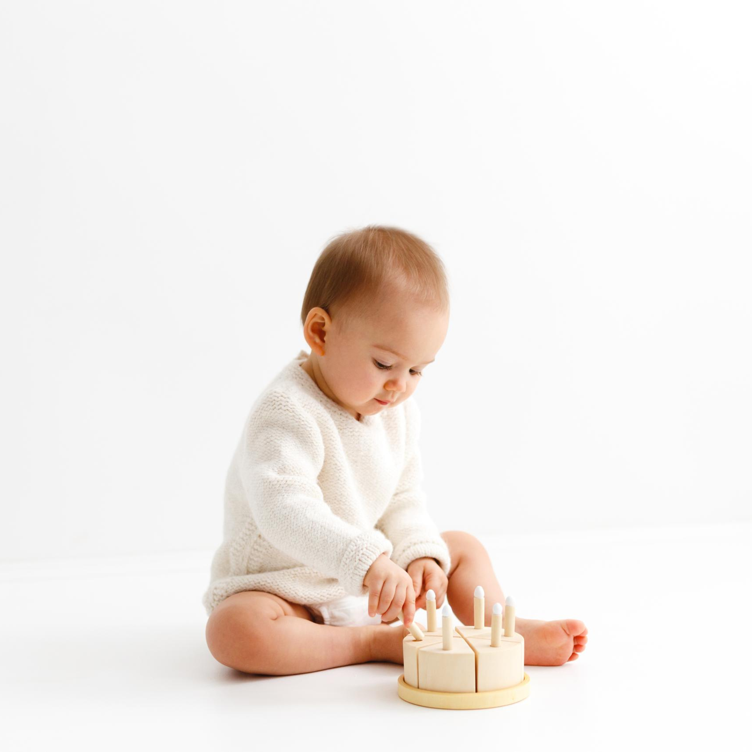 Первый тортик Полины. Детская фотостудия «Лиммеридж» в Санкт-Петербурге