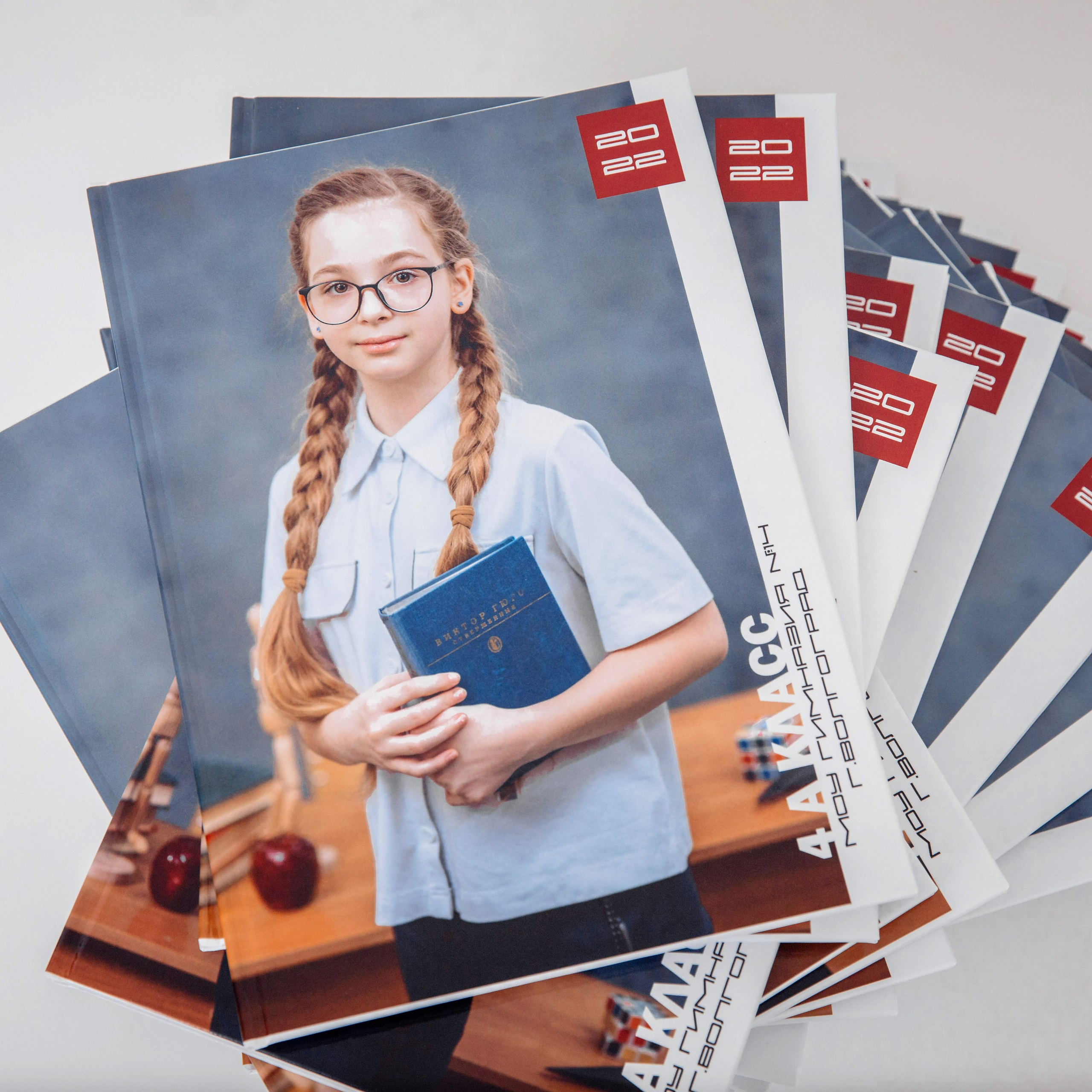 Выпускные альбомы для младших классов. Выпускные школьные фото­альбомы для школ и детских садов в Волгограде и Волжском