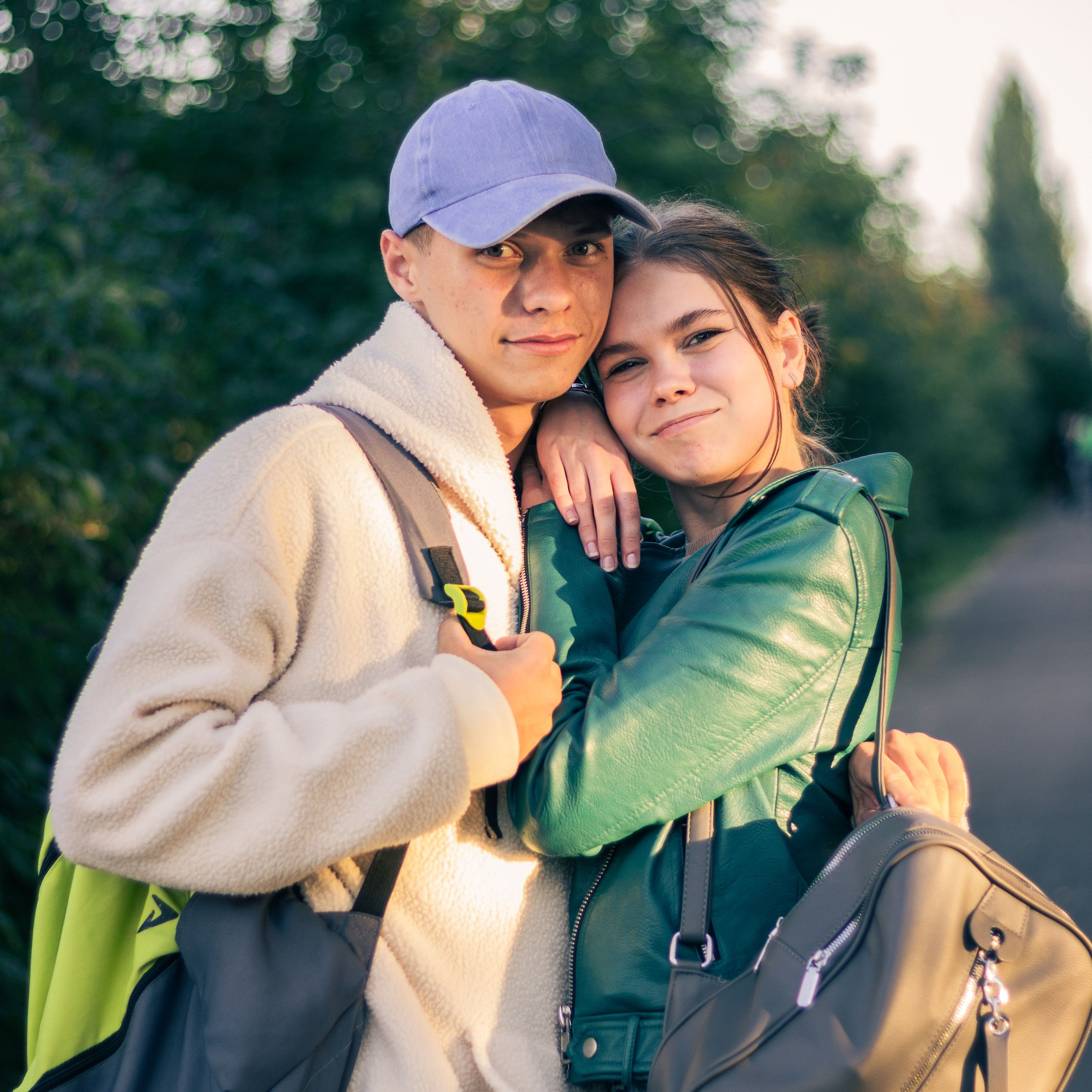 Какие-то ребята на улице