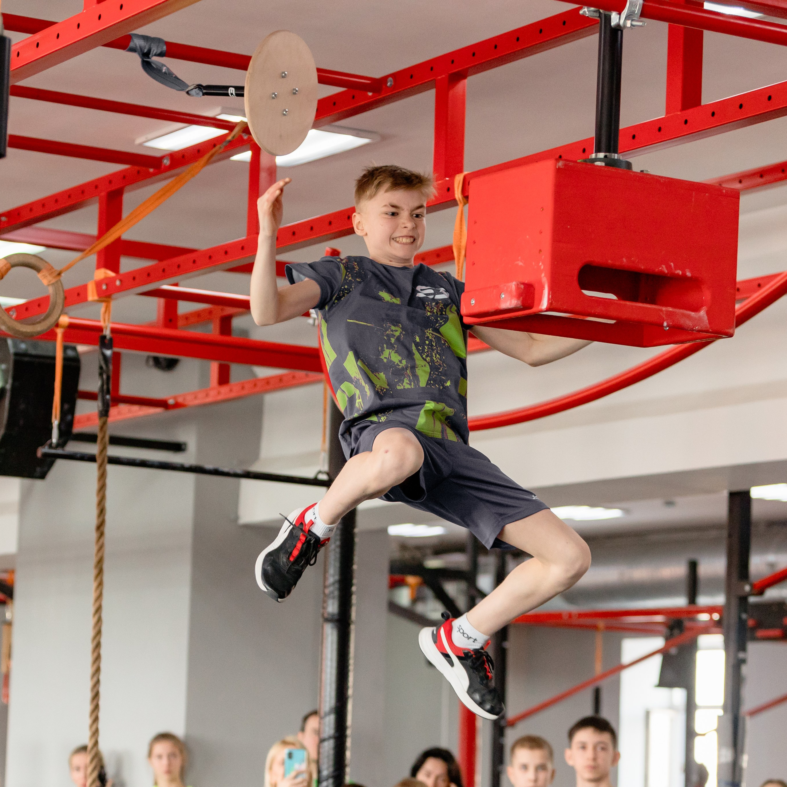 Репортажная съемка. На каждом снимке всегда два человека: фотограф и зритель