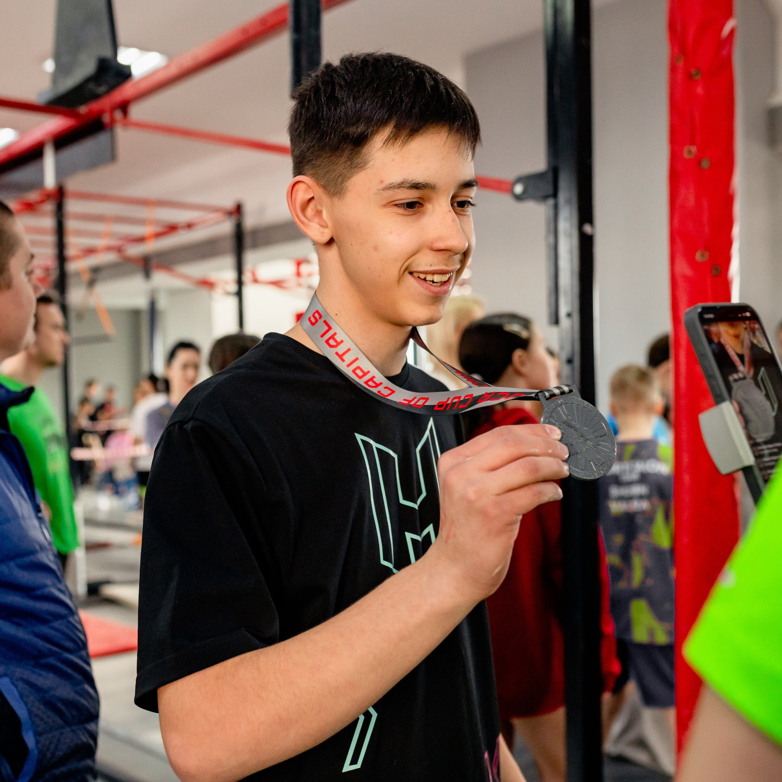 Репортажная съемка. На каждом снимке всегда два человека: фотограф и зритель