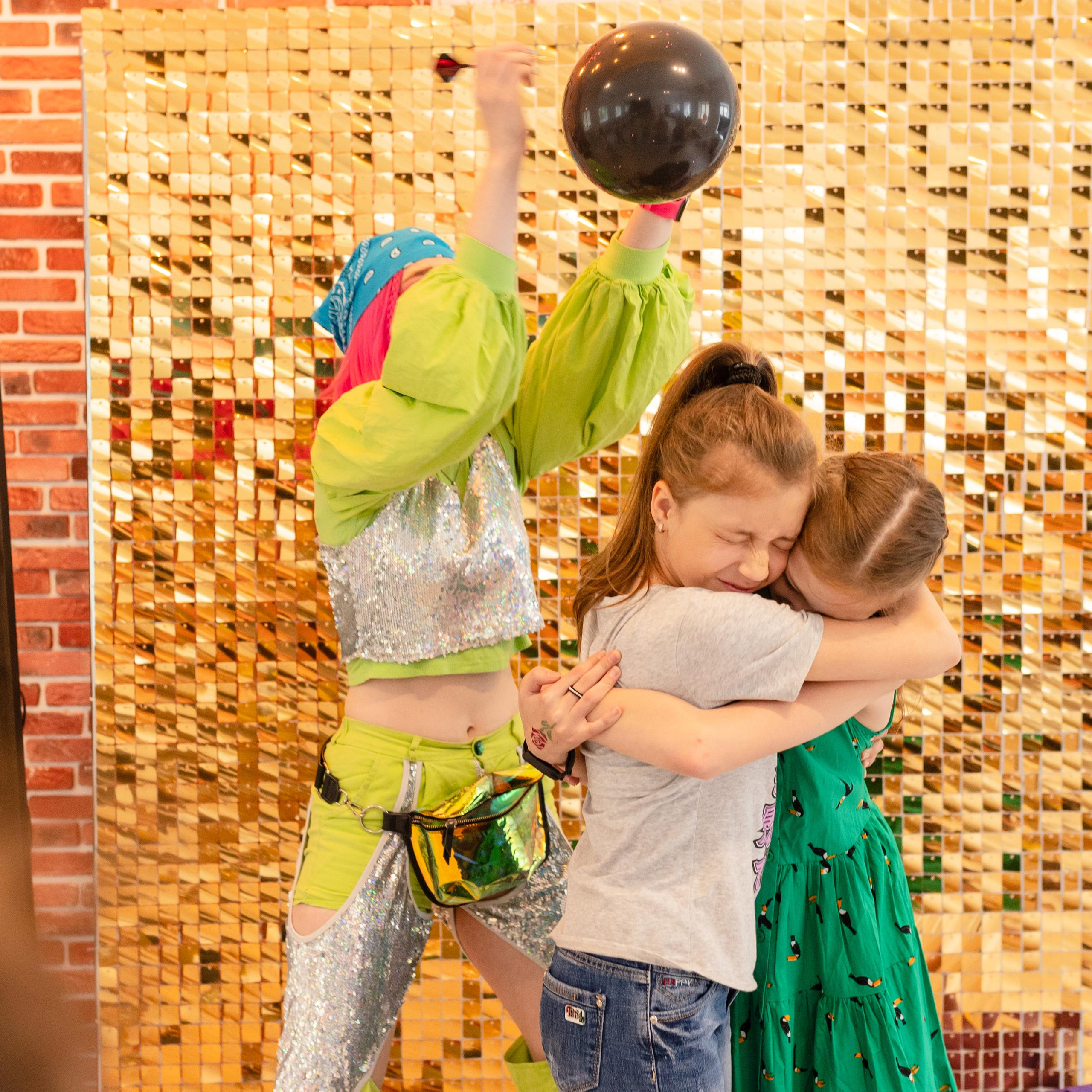 Репортажная съемка. На каждом снимке всегда два человека: фотограф и зритель