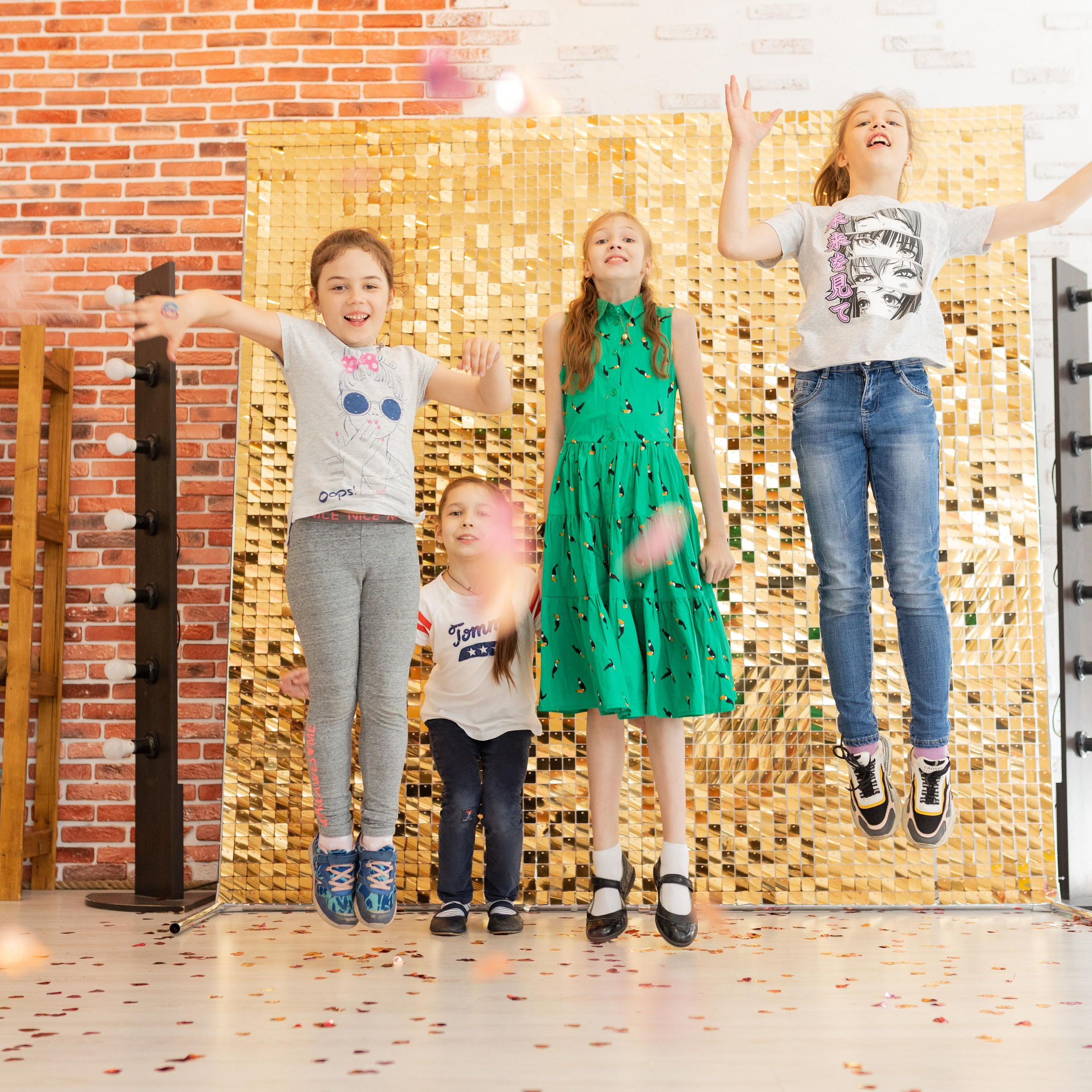 Репортажная съемка. На каждом снимке всегда два человека: фотограф и зритель