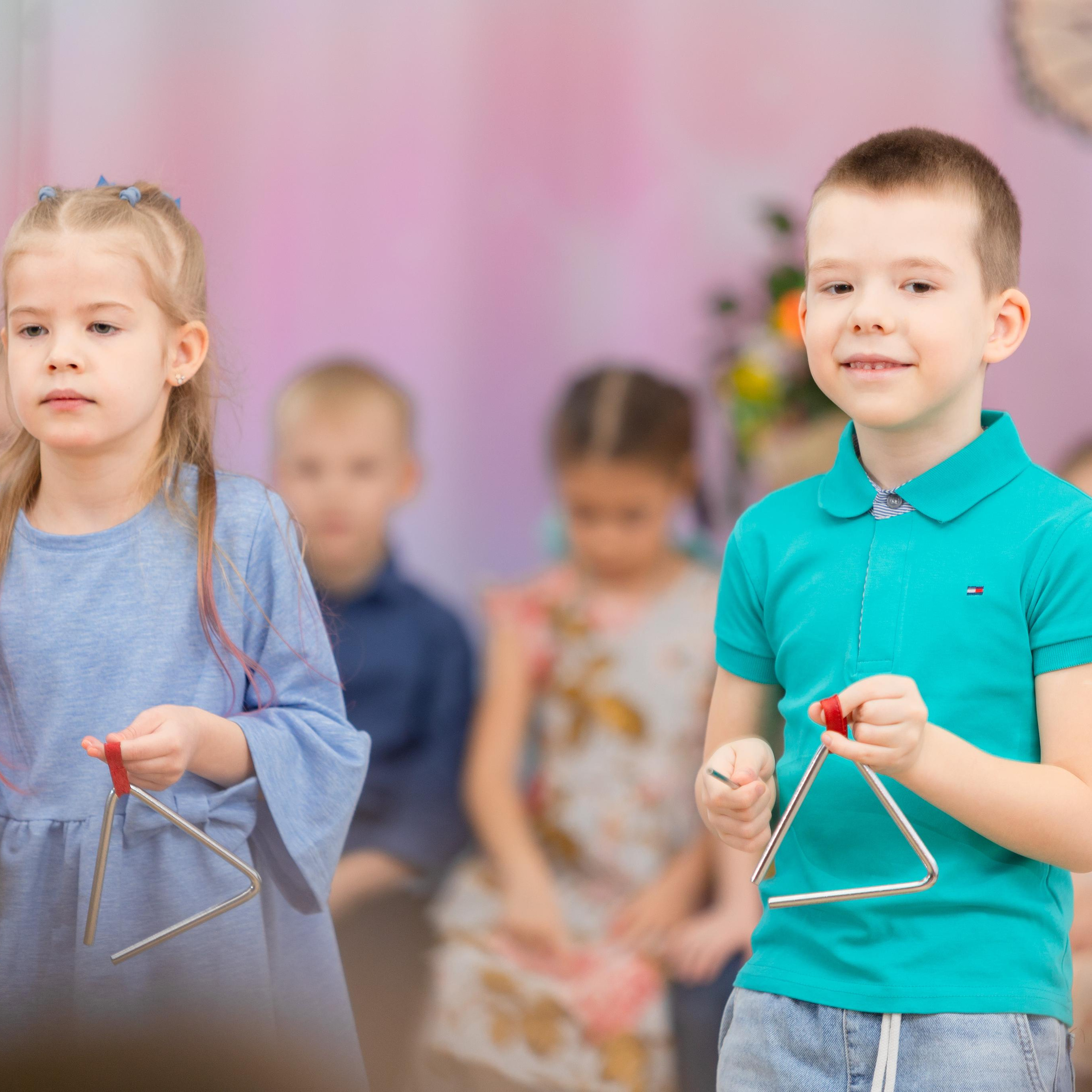 Репортажная съемка. На каждом снимке всегда два человека: фотограф и зритель