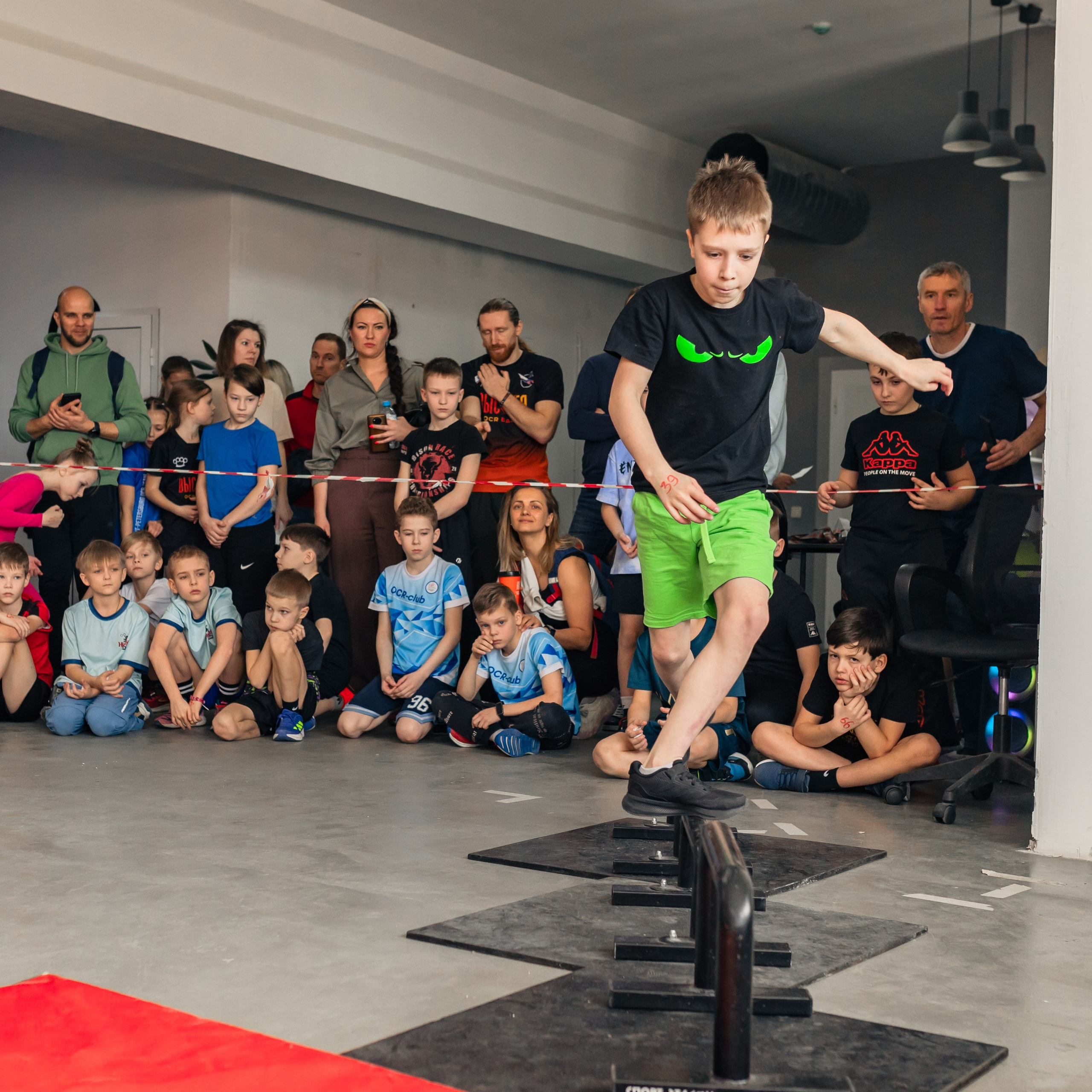 Репортажная съемка. На каждом снимке всегда два человека: фотограф и зритель