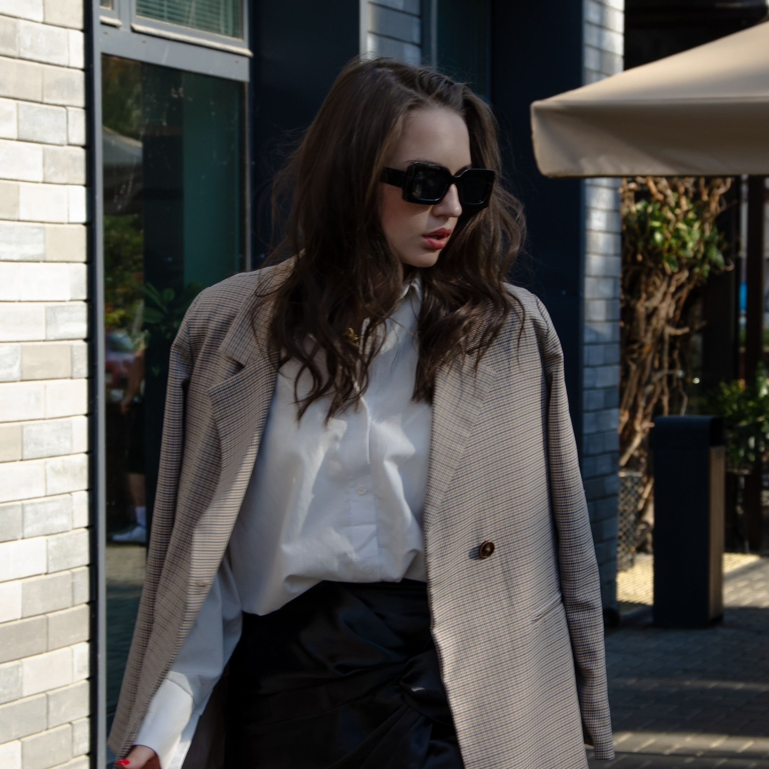 Девушка идет по казанским улицам