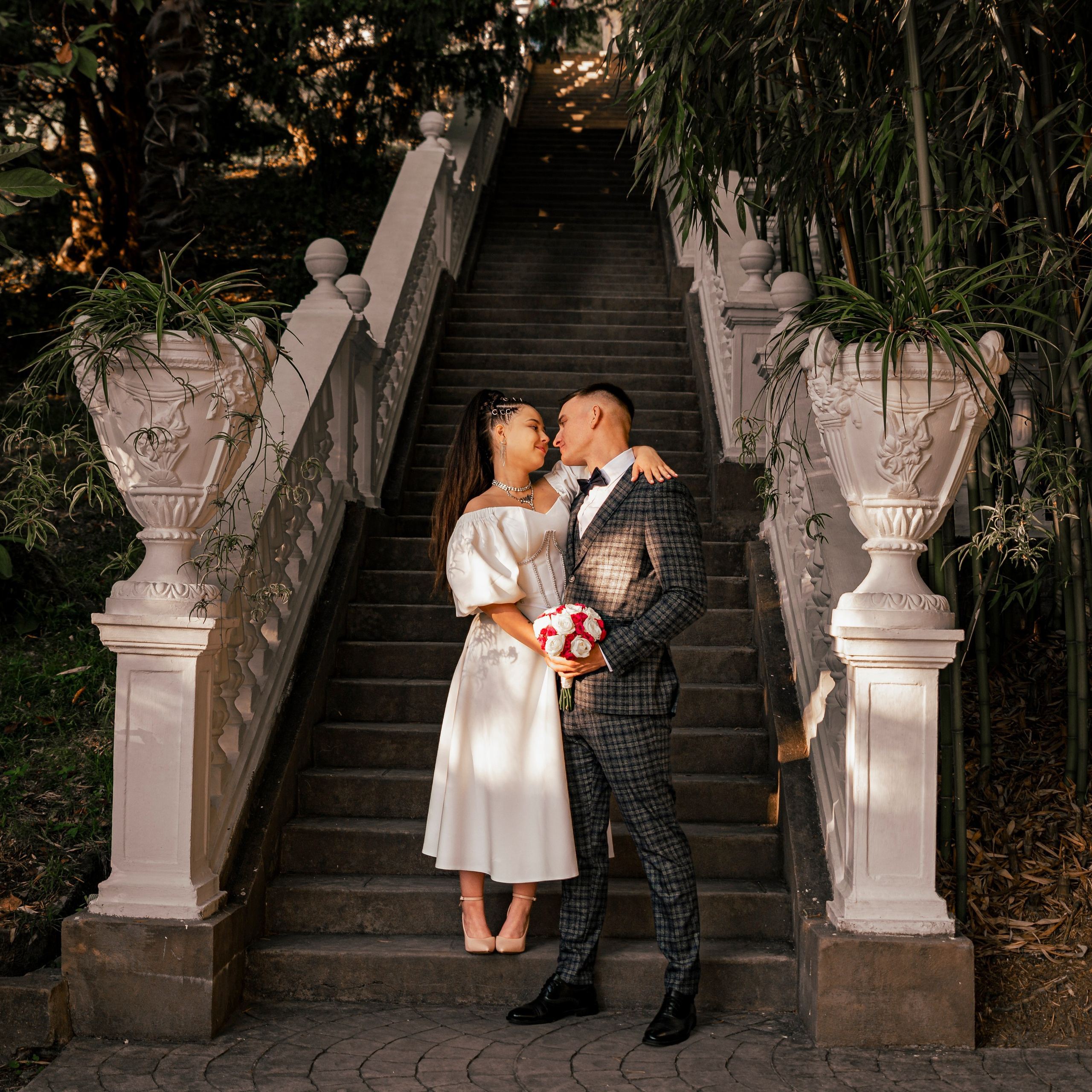 В парке вдвоем Оксана и Артем