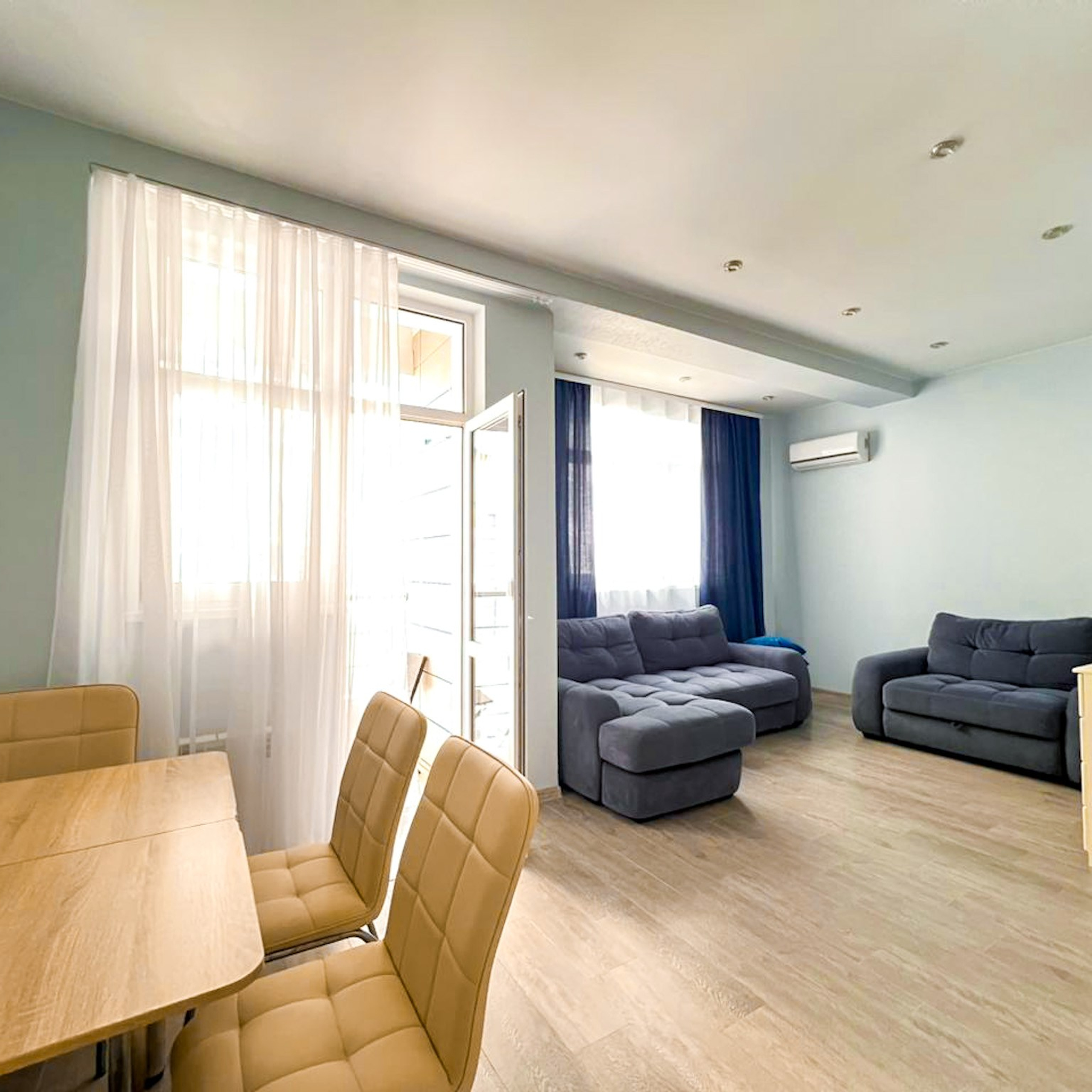 Просторная, уютная квартира с балконом в ж/к Посейдон, в 100 м от моря.