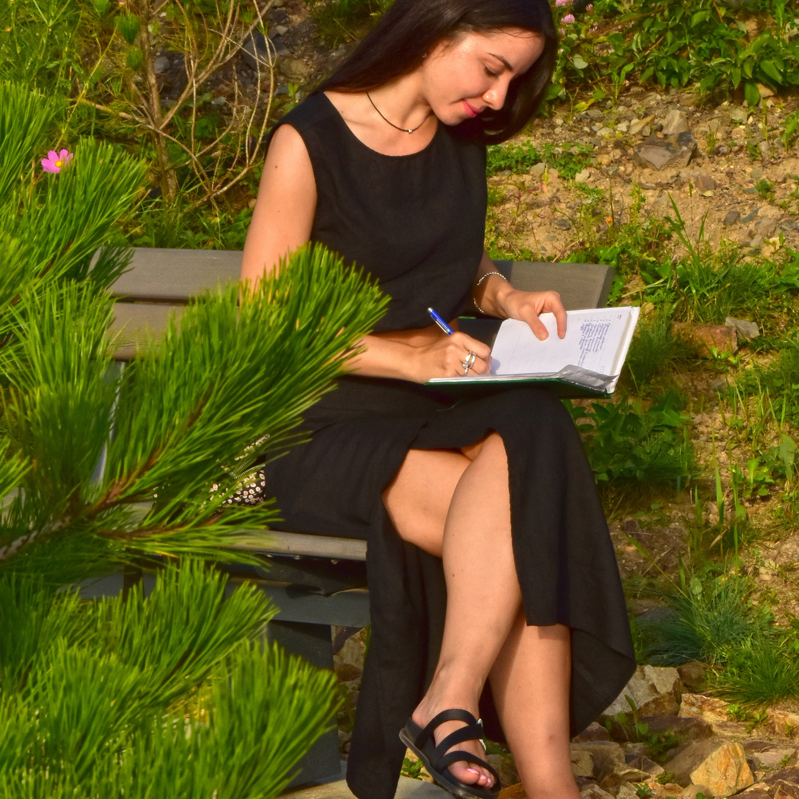 Вдохновение на прогулке. Красивая девушка, что-то пишет.