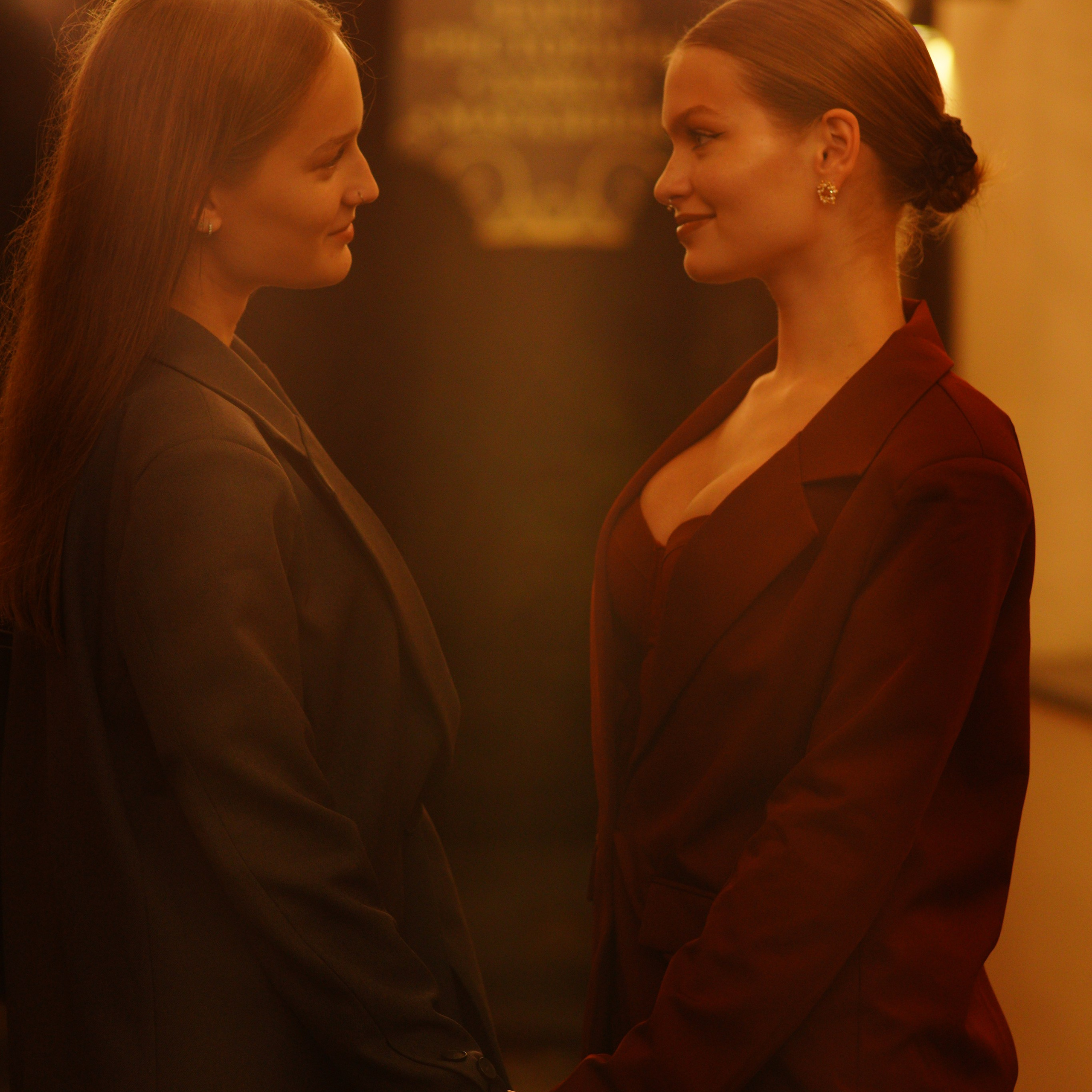 Красивые девушки на старом дворике