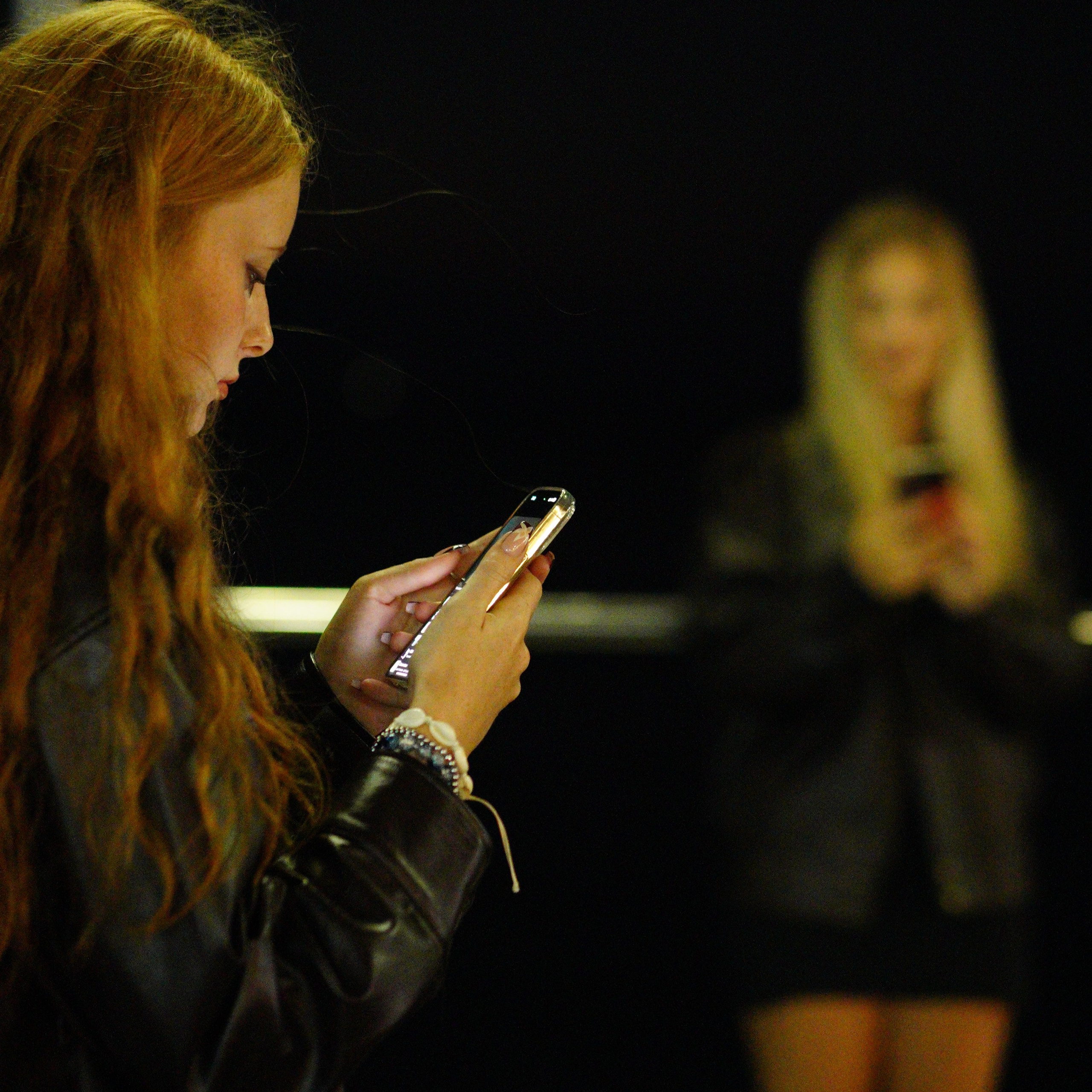 Блондинка и Рыженькая на пирсе