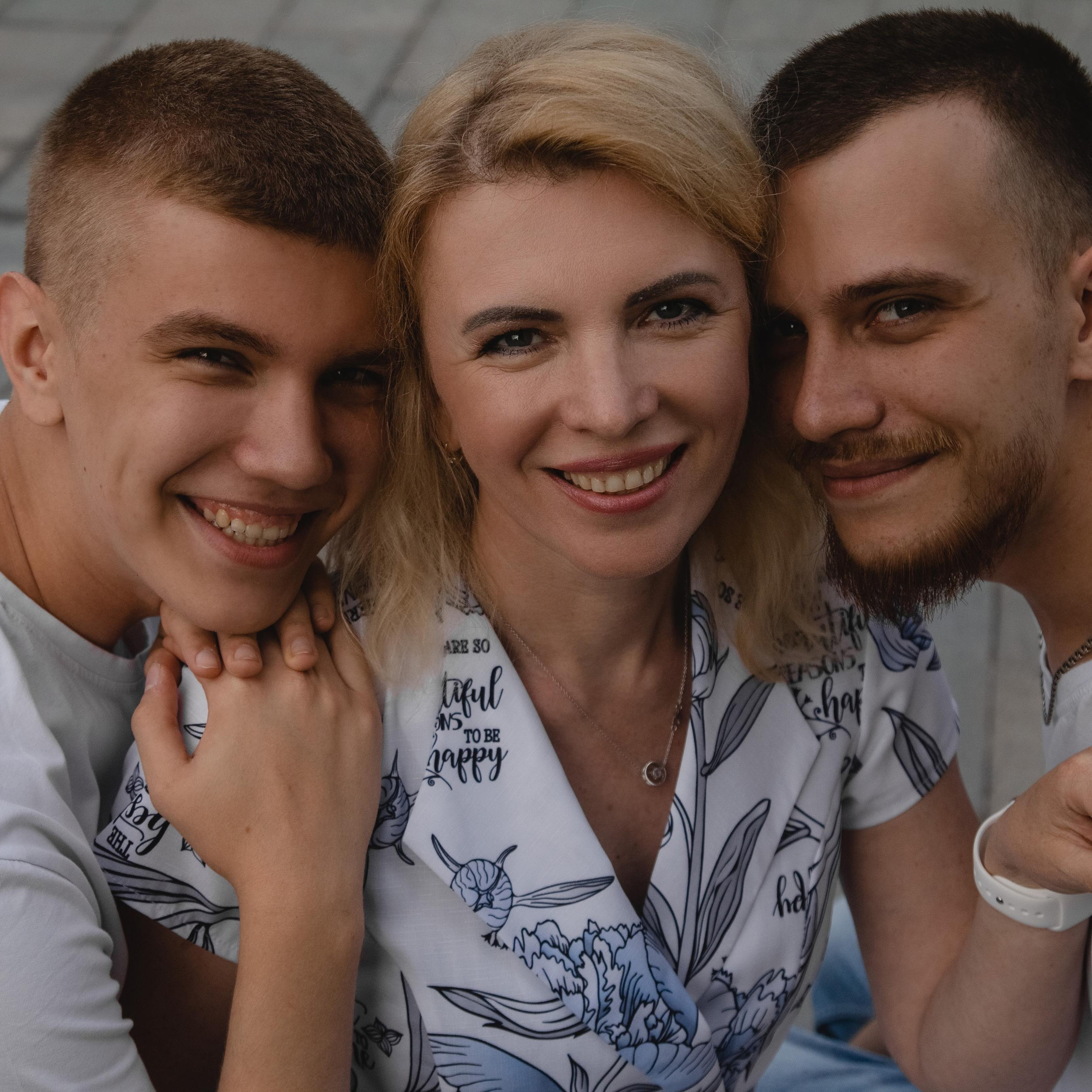 Фотосессия мама и два сына