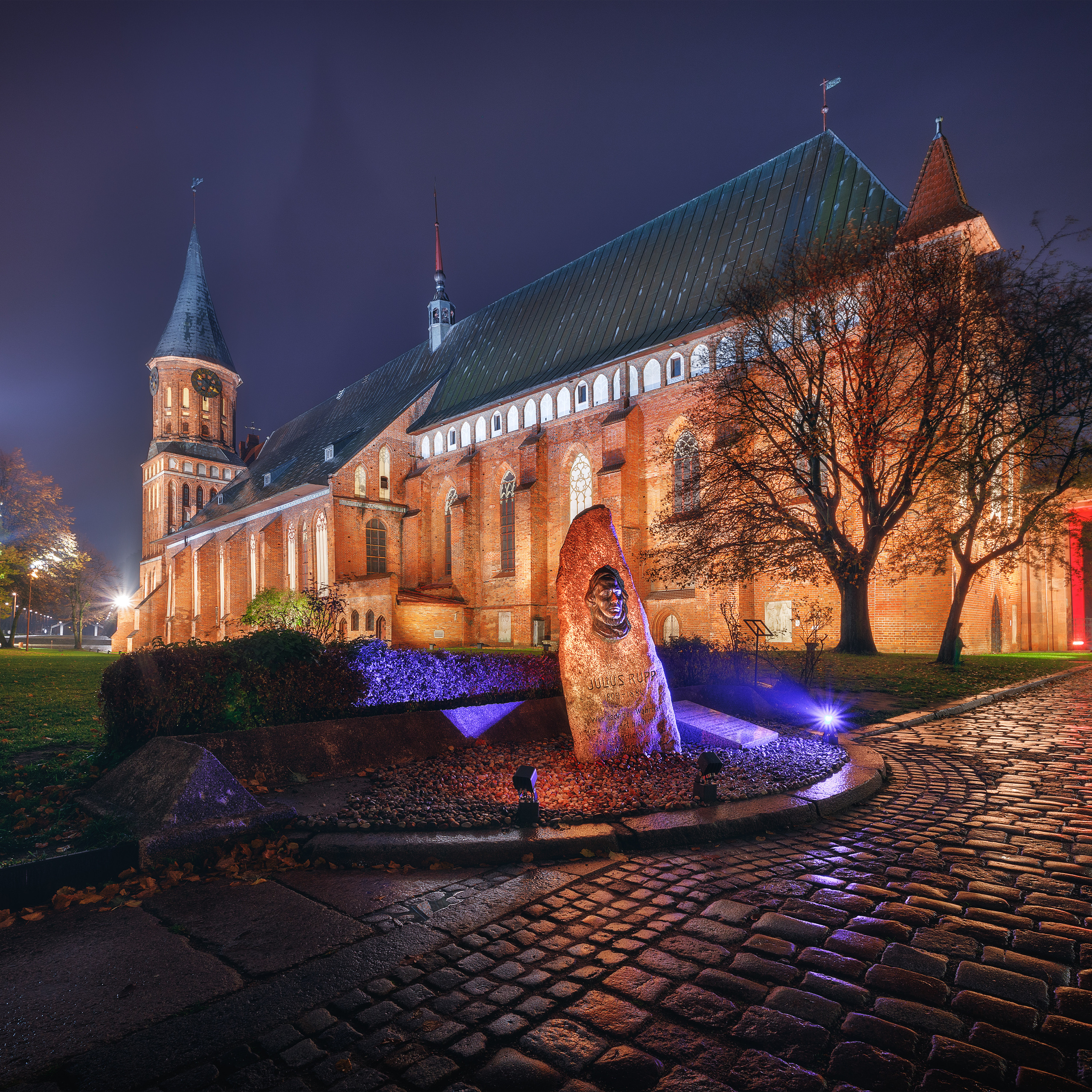 Кёнигсбергский собор. Домский собор Богоматери и Святого Адальберта. Дождливая осенняя ночь в Калининграде.