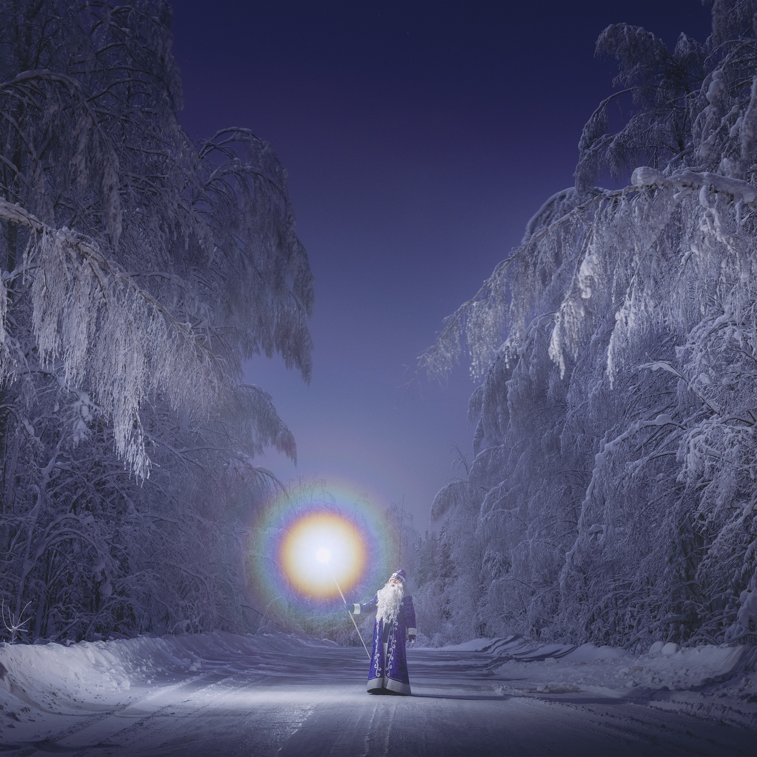 Дедушка мороз в снежном лесу ночью. Волшебный мир Дедушки Мороза.