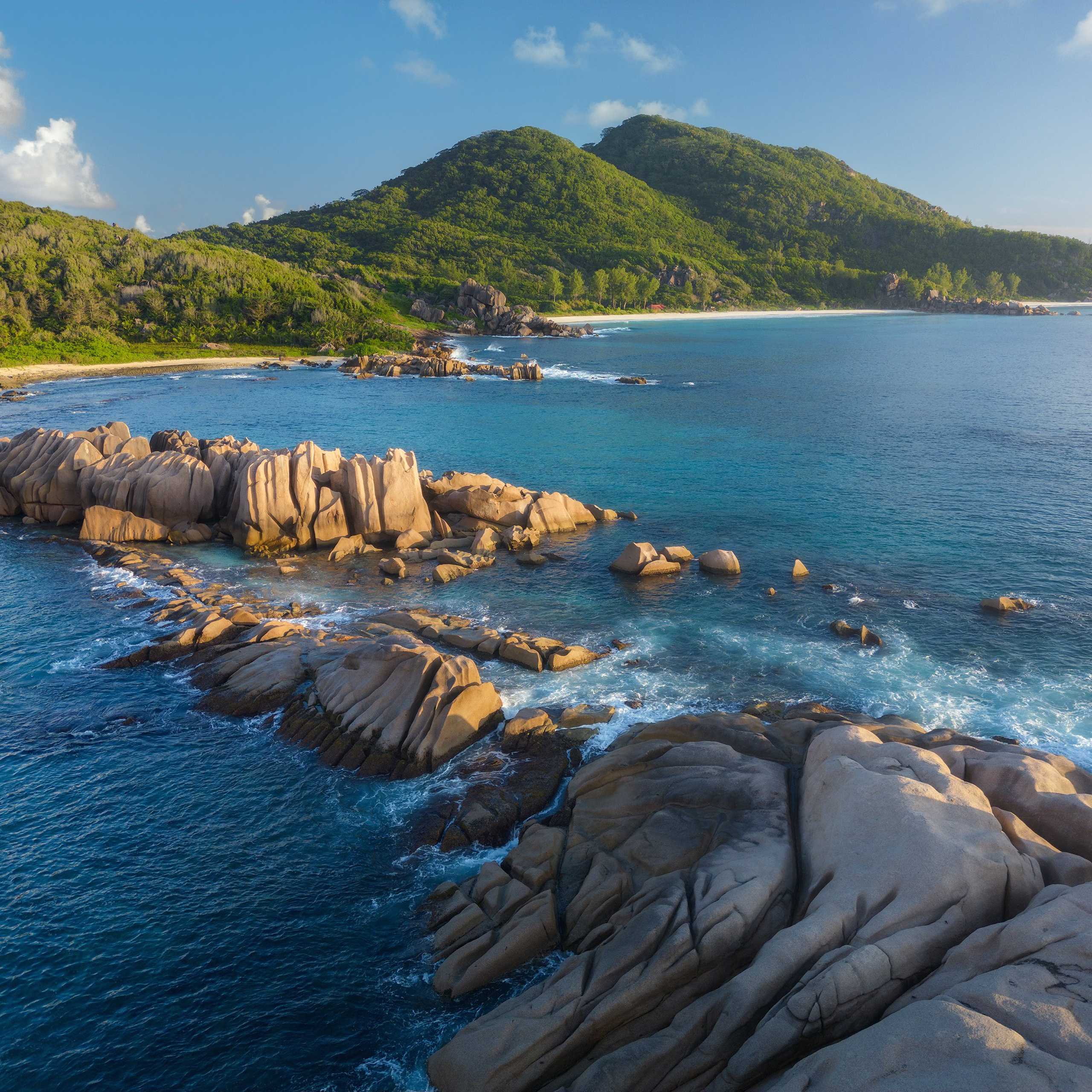 Сейшельские острова. Остров Ла-Диг. Морской пейзаж на Сейшелах. Рассвет на Сейшелах. Гранитные камни на Сейшельских островах. Красивый рассвет на острове Ла-Диг. Рассвет на Сейшелах.