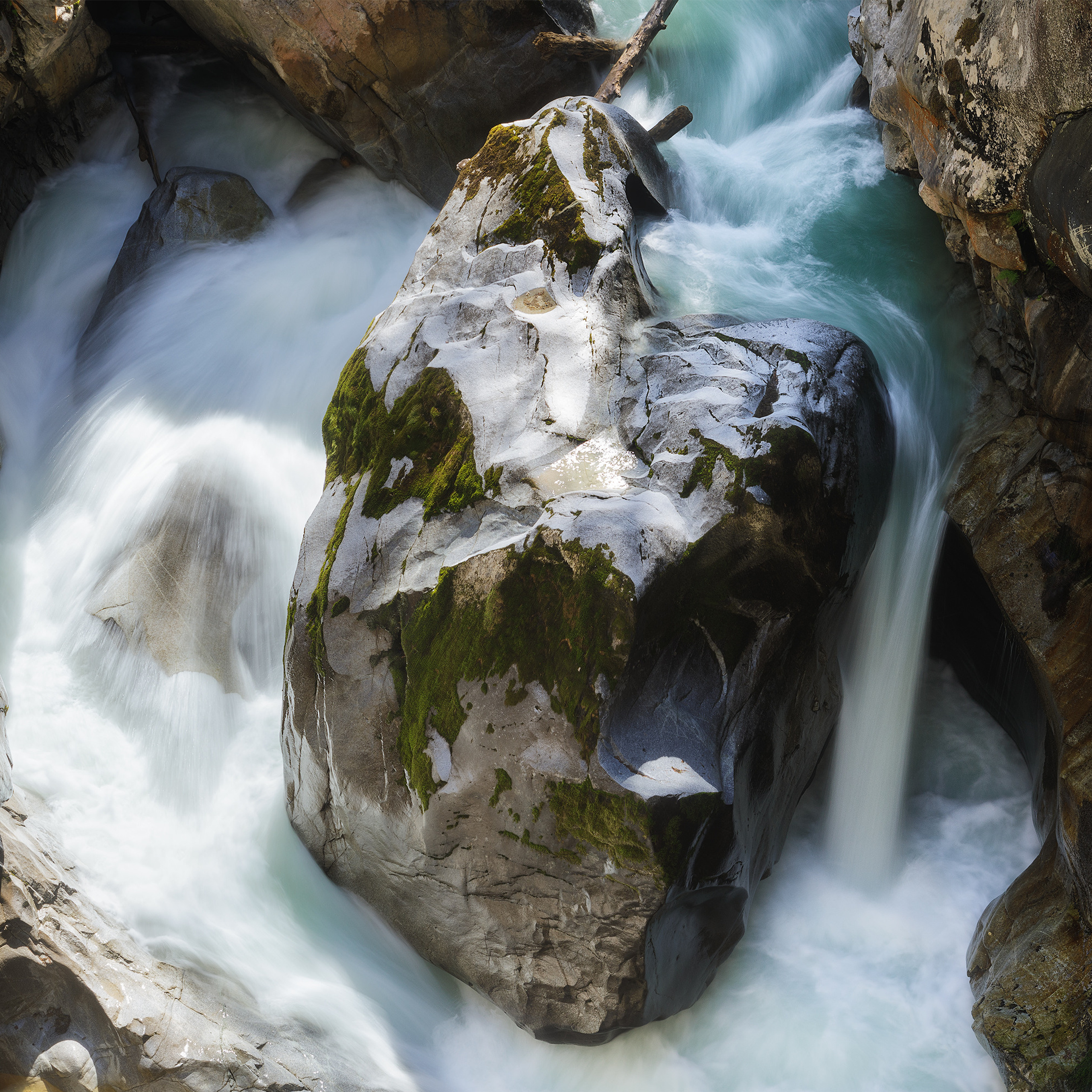 Порог на реке Кубань. Кавказские реки. Горная река на Кавказе. Водопад на реке Кубань. Ущелье на реке Кубань. Пейзажи Карачаево-Черкесской республики.