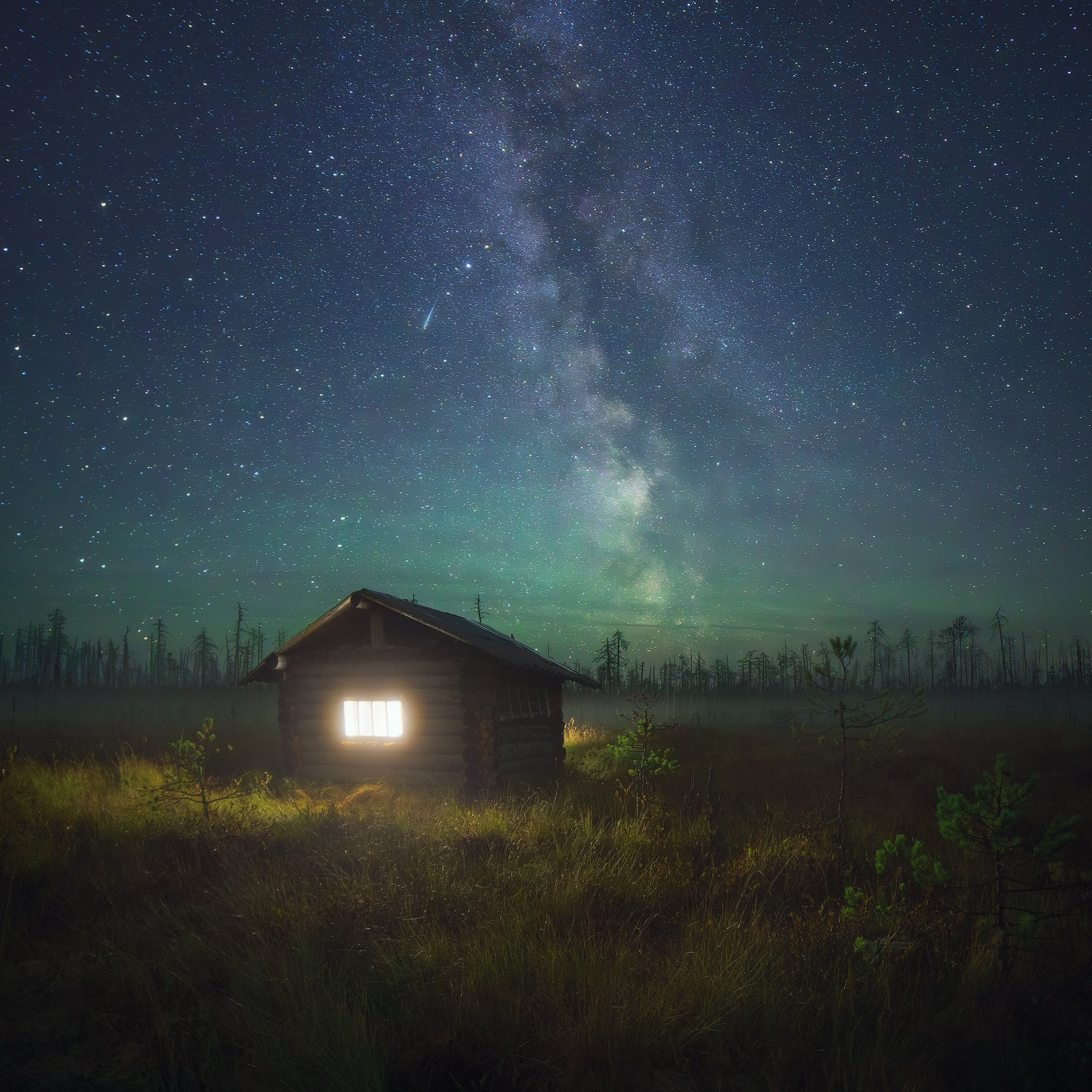 Ночь в лесной избе. Изба в лесу. Изба ночью на болоте. Лесная избушка в мрачном лесу. Лесная изба и Млечный путь. Избушка ночью со звездным небом. Ночной пейзаж. Млечный путь и лесная избушка. Звездная ночь. Звездное небо осенью. Астропейзаж. Астрофотография. Млечный путь над домиком. Звёздное небо в Республике Коми. Млечный путь в Республике Коми.