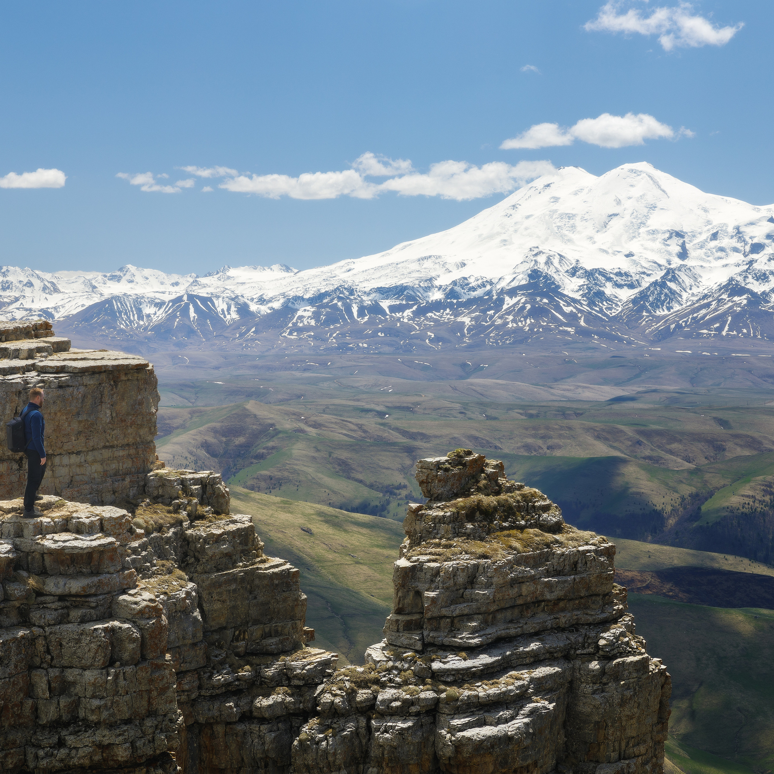 Плато Бермамыт. Вид на Эльбрус. Кавказкие горы. Горный пейзаж. Поход в горы. Человек на фоне гор.