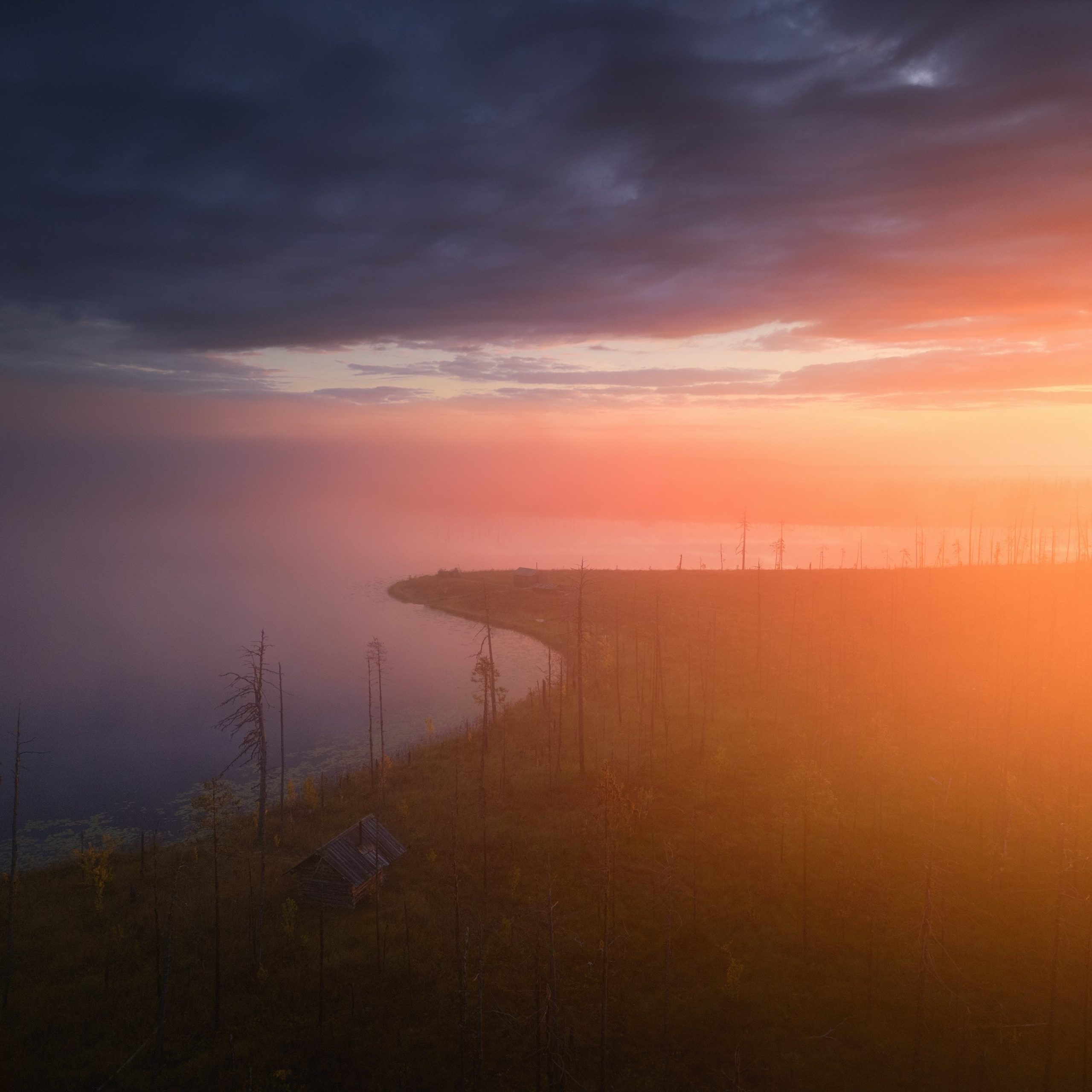 Аэросъёмка. Пейзаж с дрона. Рассвет на туманном озере. Туман в долине болота. Осеннее болото. Избушка на берегу озера.