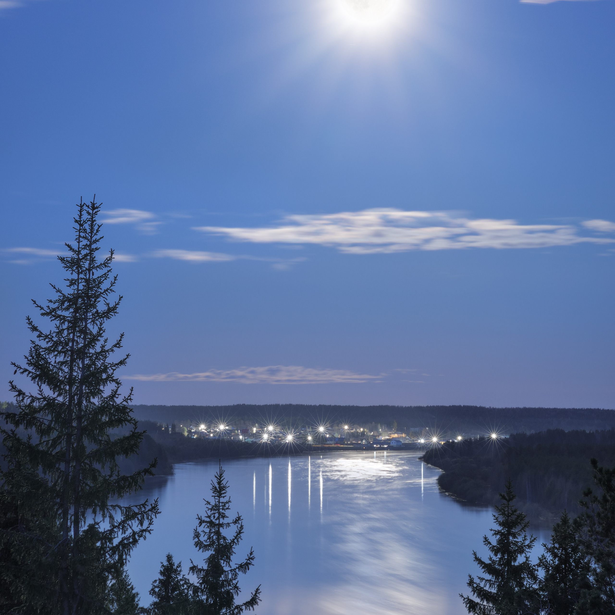 Полная Луна над рекой Вычегда. Вид на поворот реки с высокого берега. Ночь над рекой. Свет отдаленных сел и деревень.