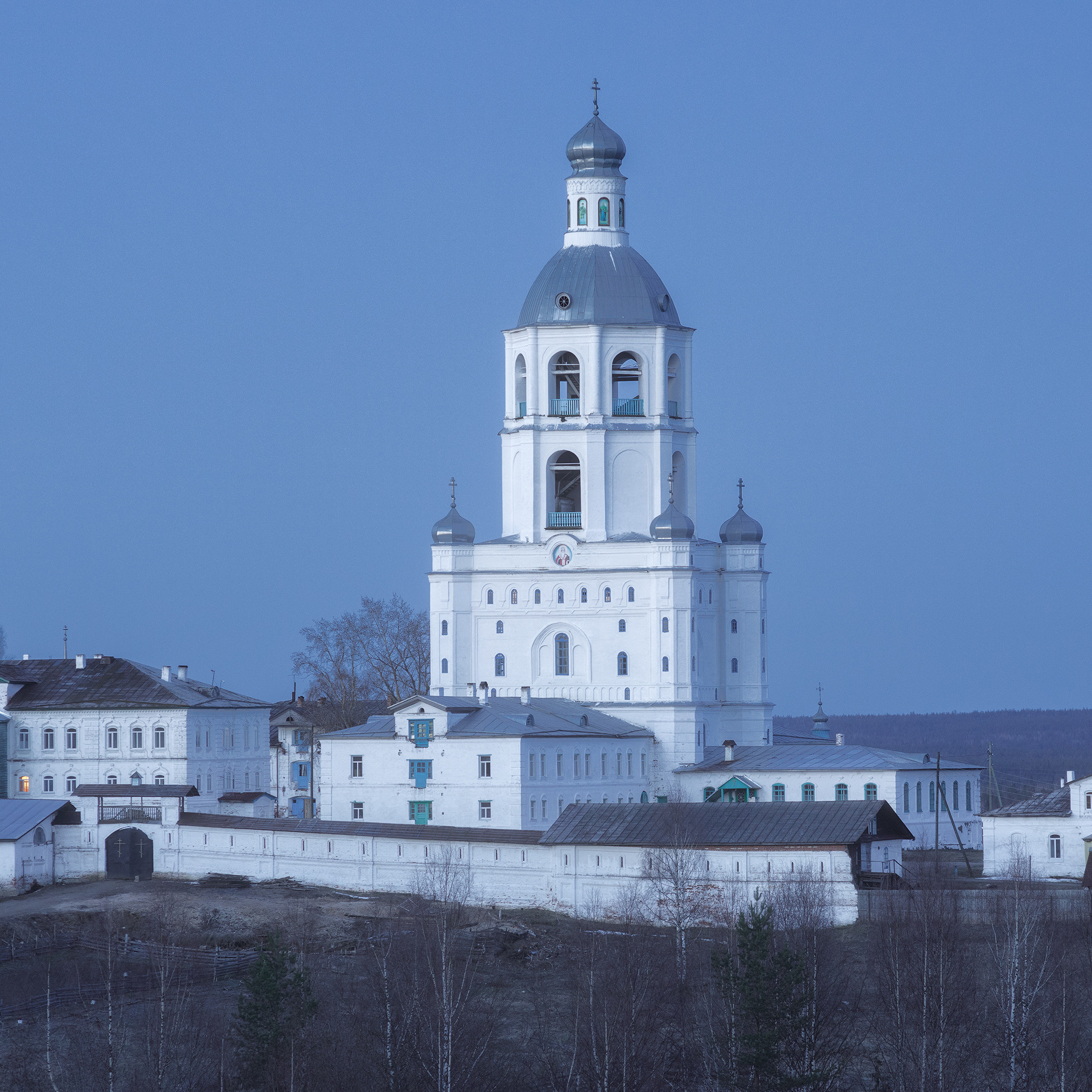 Ульяновский Троице-Стефановский мужской монастырь во время Белых ночей. Заходящая луна на горизонте. Пейзаж в синий час.