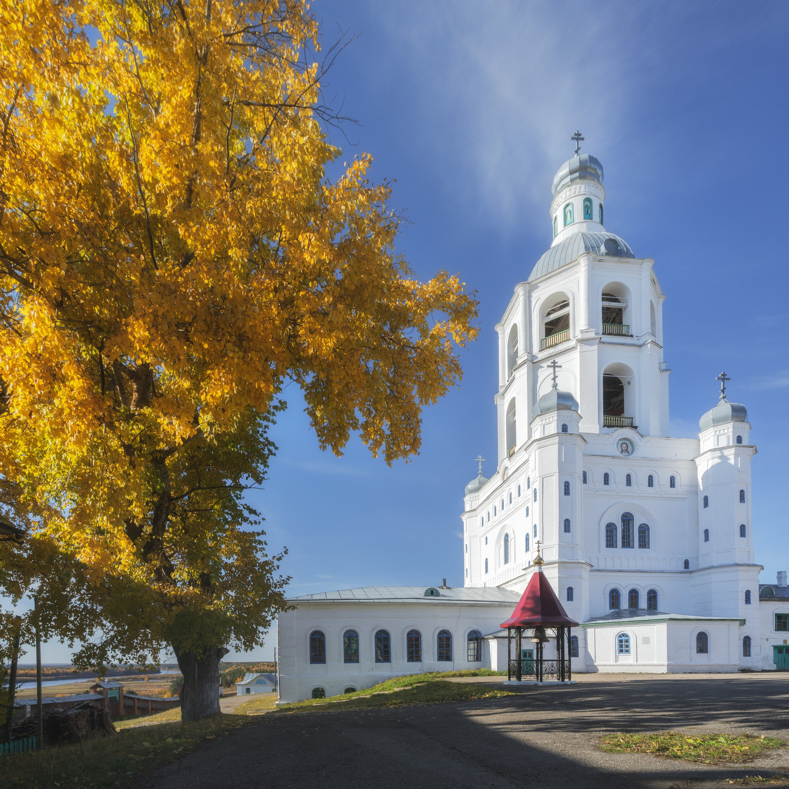 Ульяновский Троице-Стефановский мужской монастырь, Усть-Куломский район Республики Коми. Золото церкви. Золотая осень в Ульяновском монастыре.