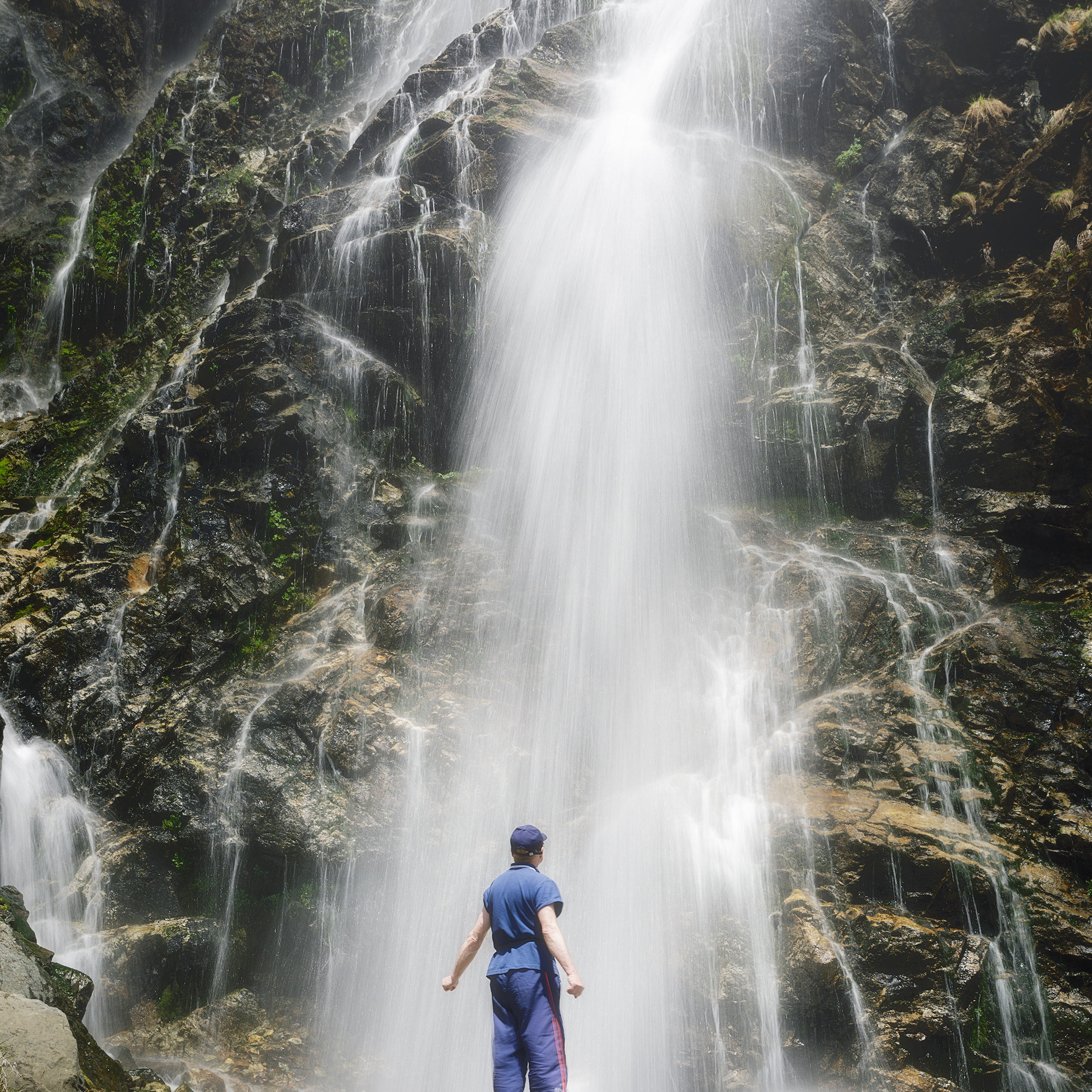 Водопады долины Махар. Карачаево-Черкесская Республика. Горы Северного Кавказа. Человек на фоне водопада.