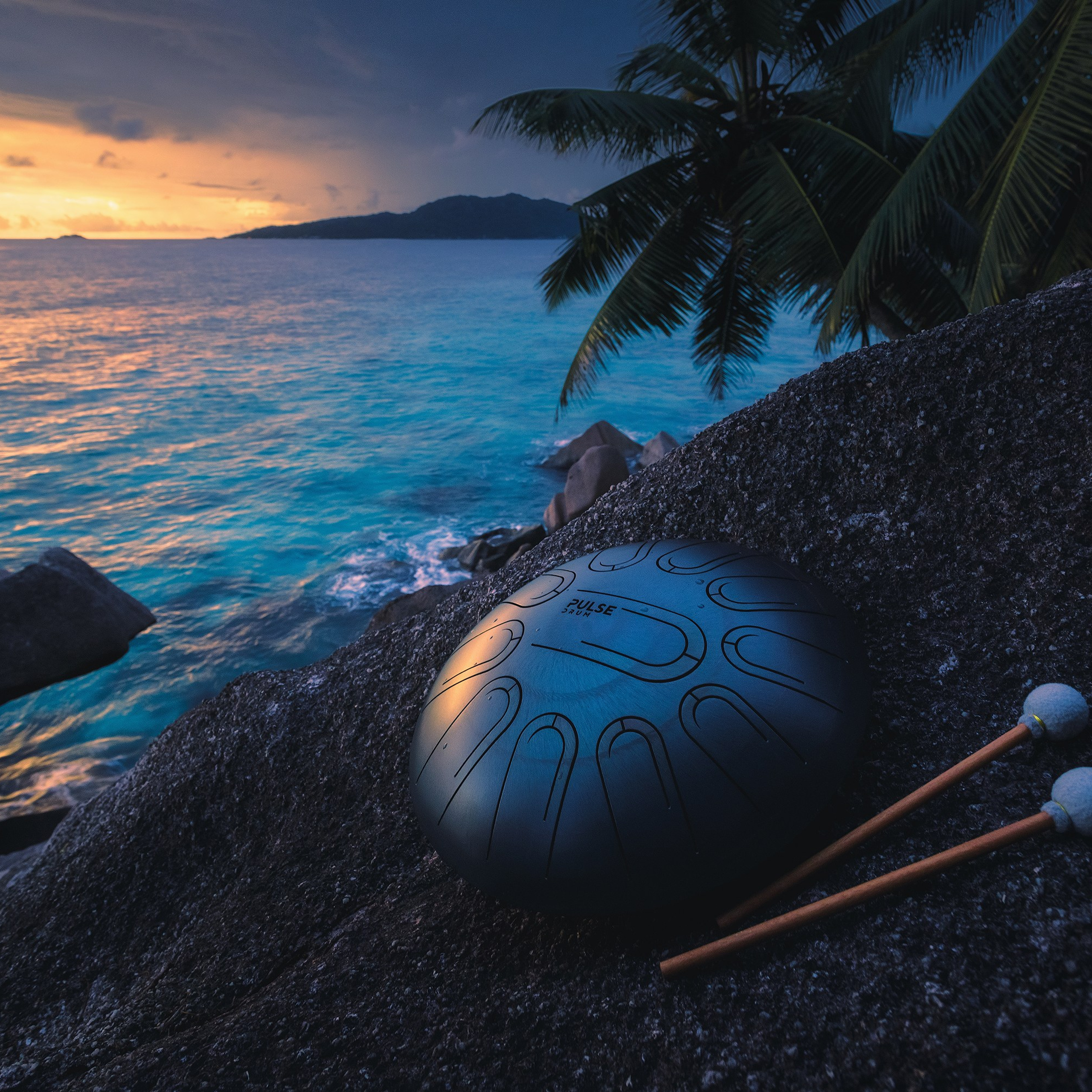 Outdoor photography in the Seychelles. Photography in real conditions. Outdoor advertising photography. Commercial photography in the Seychelles. Shooting a glucophone in the Seychelles. Advertising shooting in real conditions. Photography of musical instruments. Image shooting by Fimbo. Advertising shooting for Tank Drum.