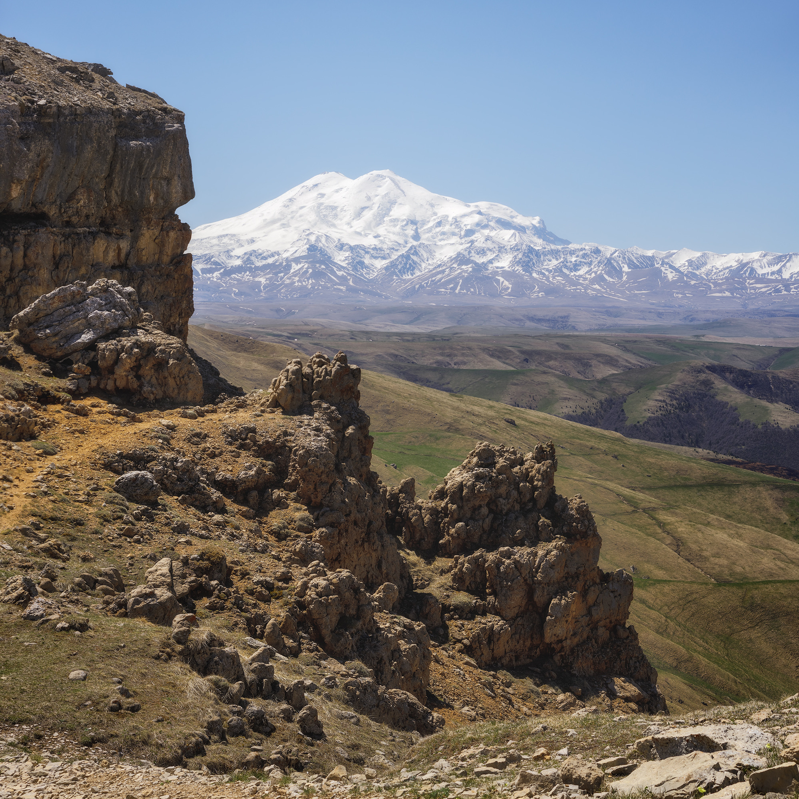 Плато Бермамыт. Вид на Эльбрус. Кавказкие горы. Горный пейзаж. Поход в горы.