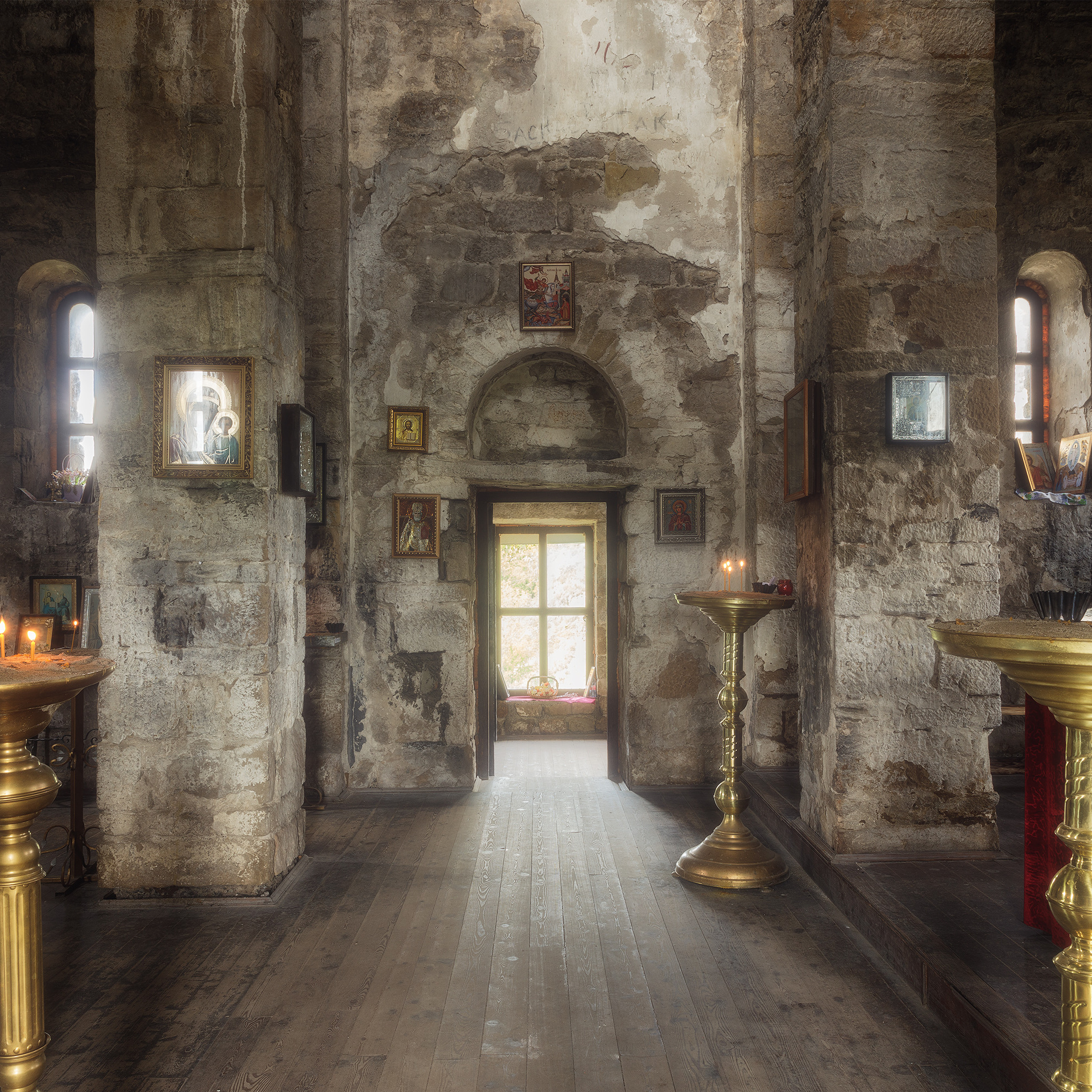 Интерьер Шоанинского храма X века, расположен на территории современной Карачаево-Черкесии. Интерьерная съёмка.