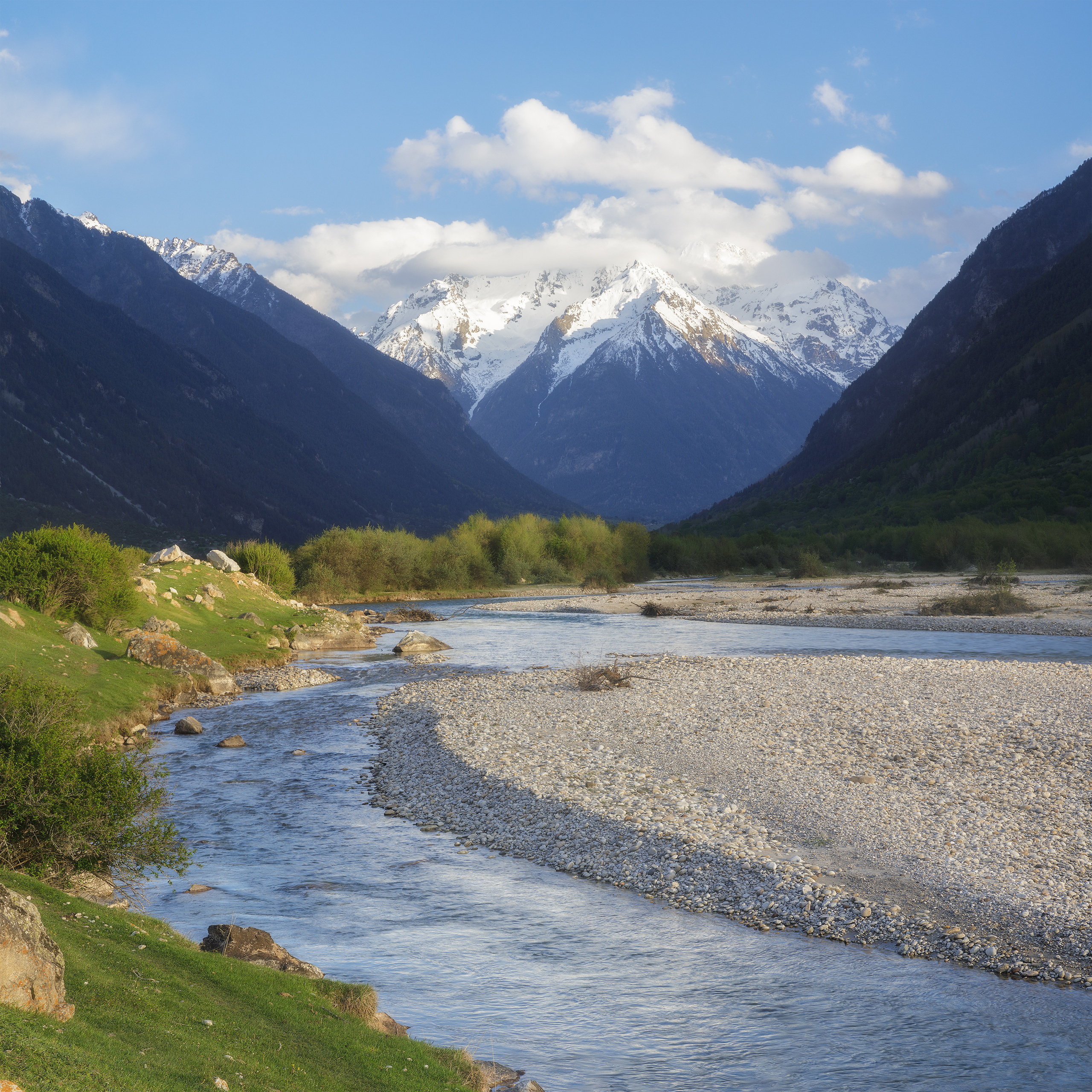 Река Уллу-Кам на фоне Кавказских гор. Река на фоне заснеженных гор. Пейзаж с рекой и горами. Горная река и заснеженные горы. Горная река в ущелье гор. Пейзажи Карачаево-Черкесской республики.