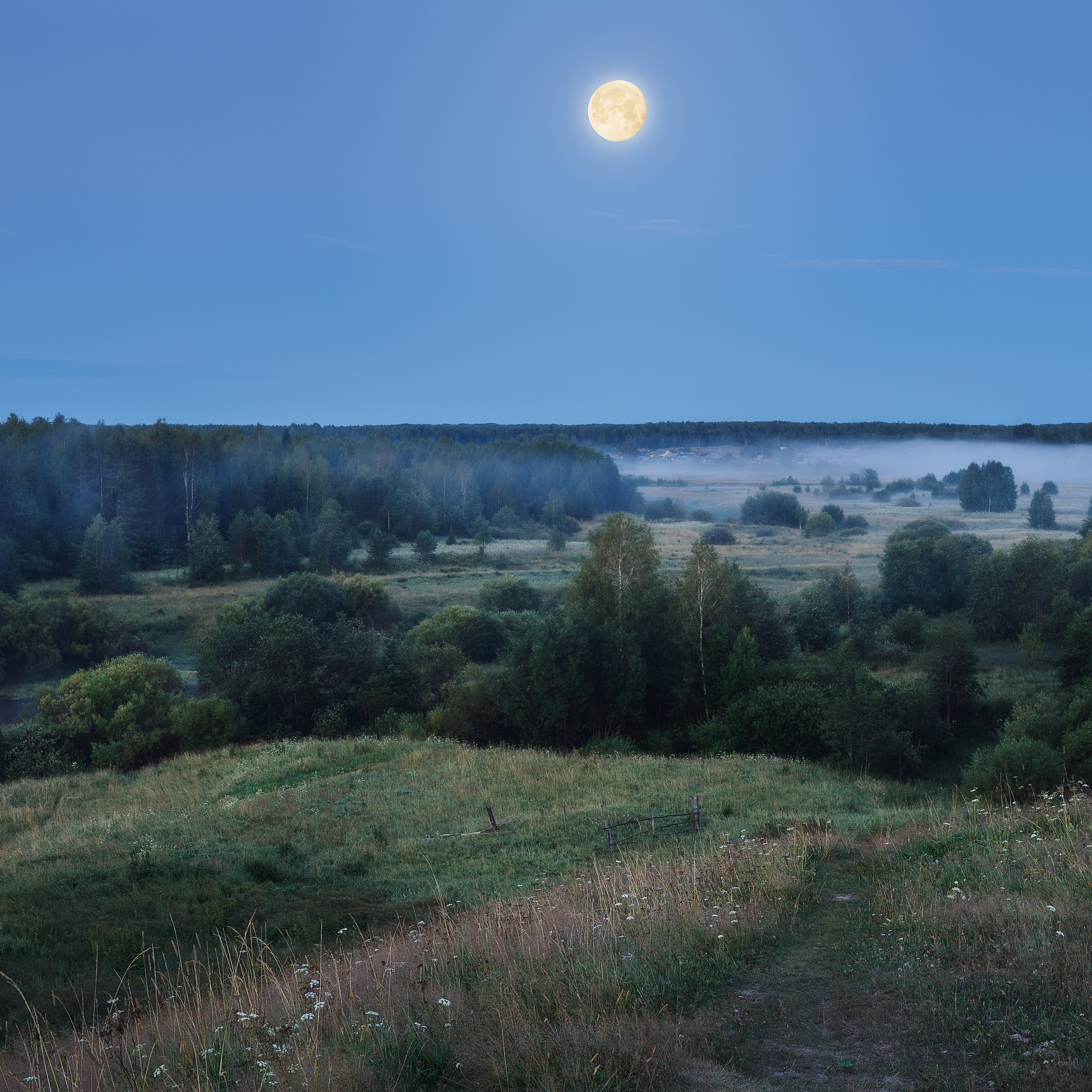 Луна над туманной рекой. Деревня Воч за густым туманом от реки.