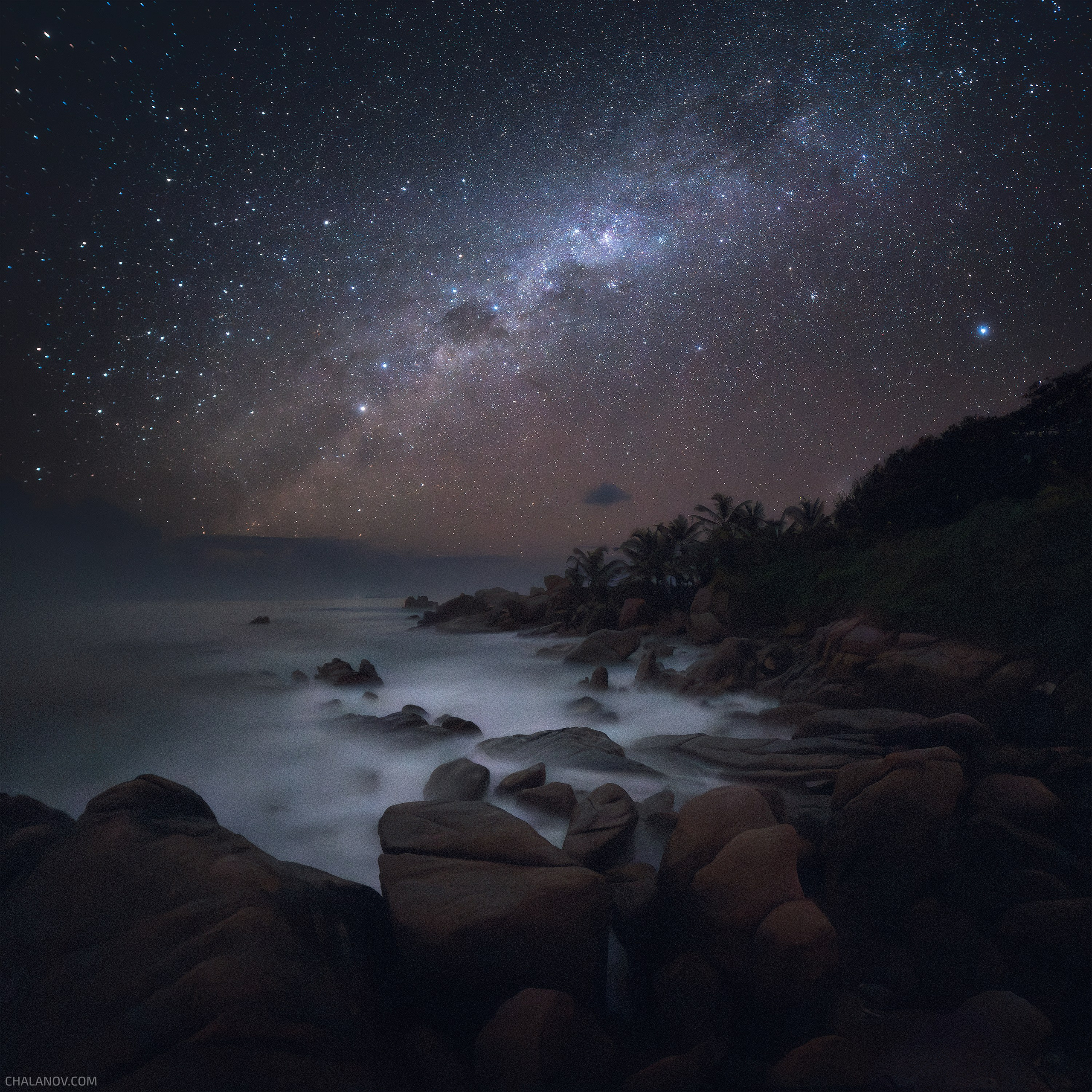 Млечный путь на Сейшелах. Звездное небо на острове Ла-Диг. Морской ночной пейзаж. Камни Сейшельских островов.