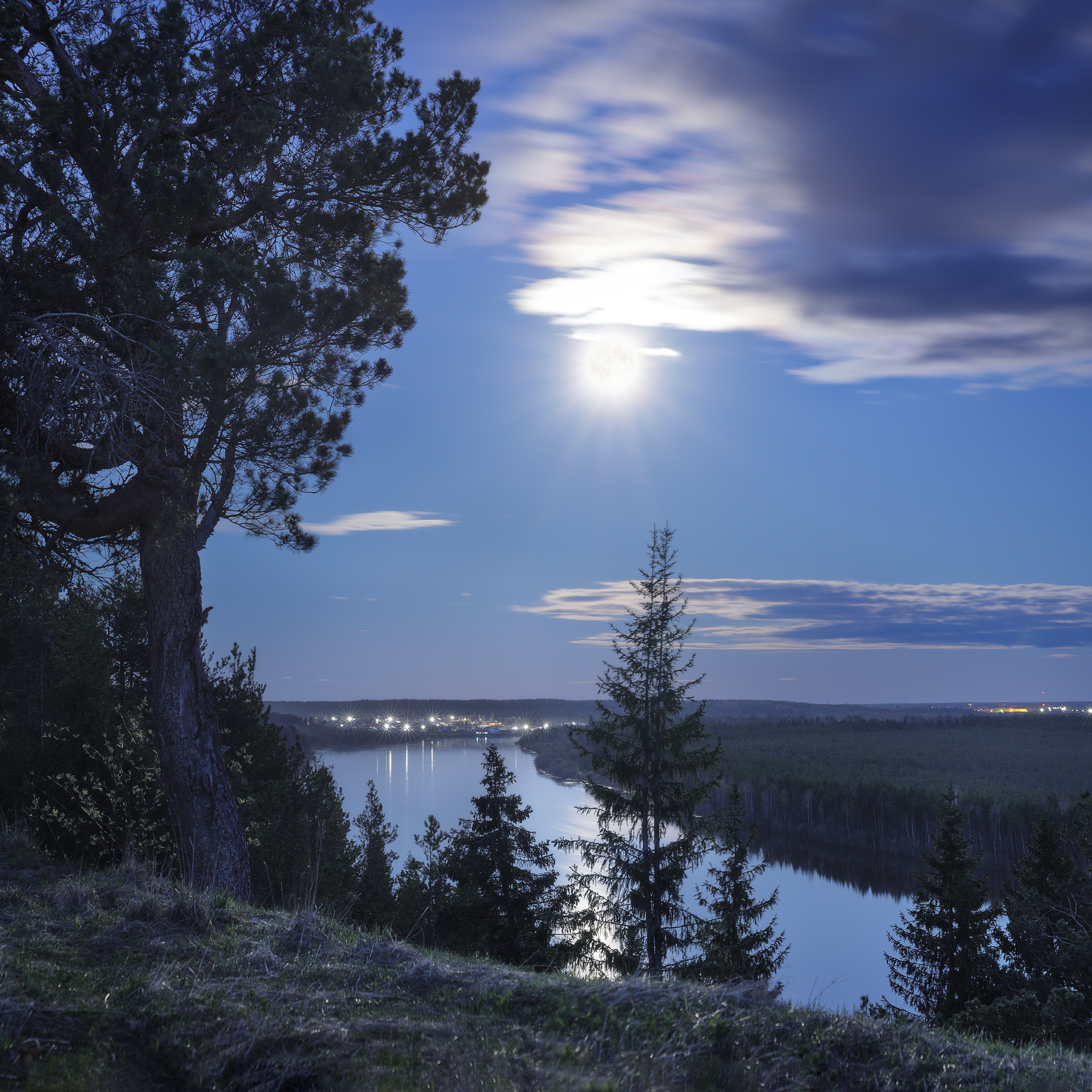 Полная Луна над рекой Вычегда. Вид на поворот реки с высокого берега. Ночь над рекой. Свет отдаленных сел и деревень.