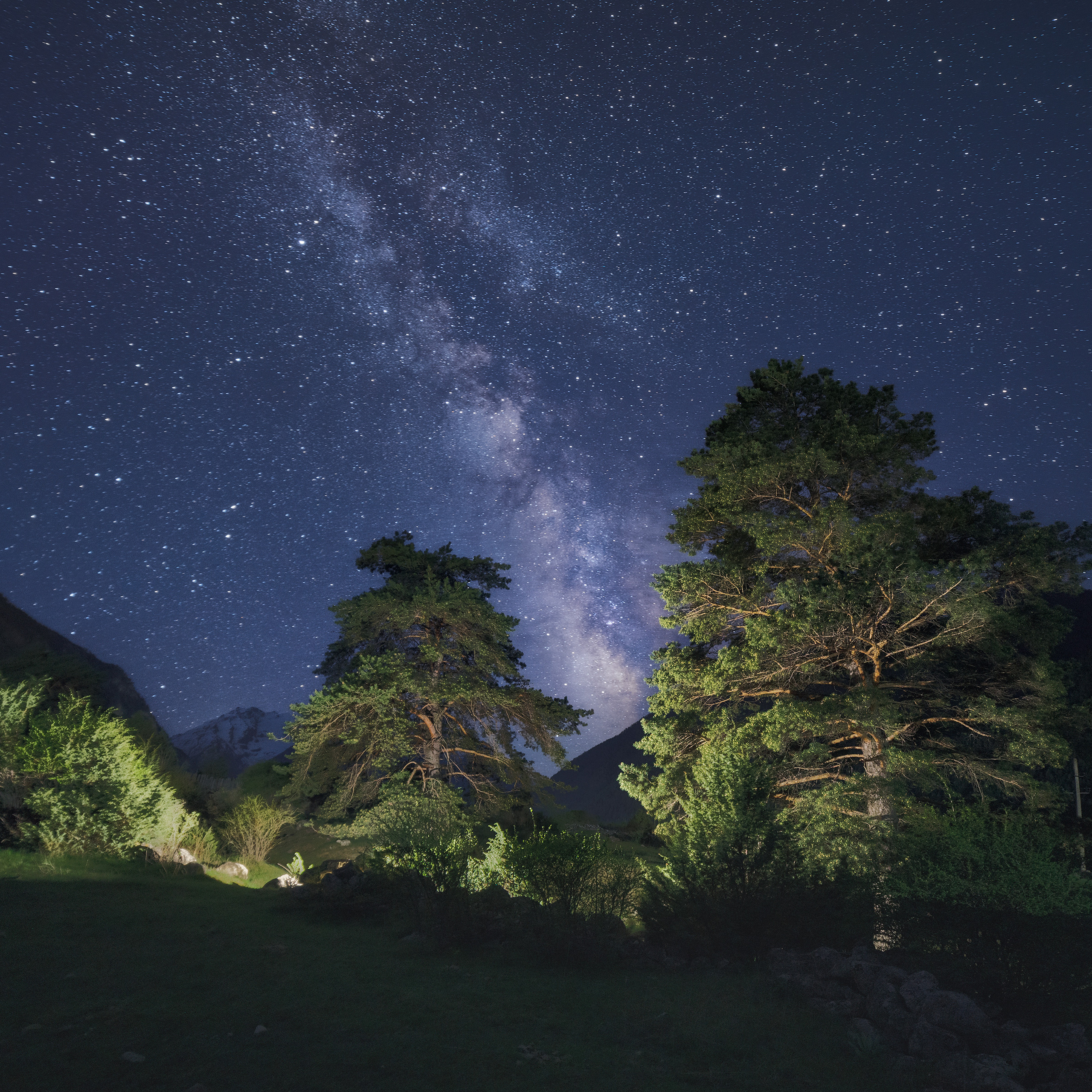 Центр галактики Млечный путь на Северном Кавказе. Карачаево-Черкесская Республика. Ночной пейзаж с Млечным путем. Млечный путь и звезды на Кавказе.
