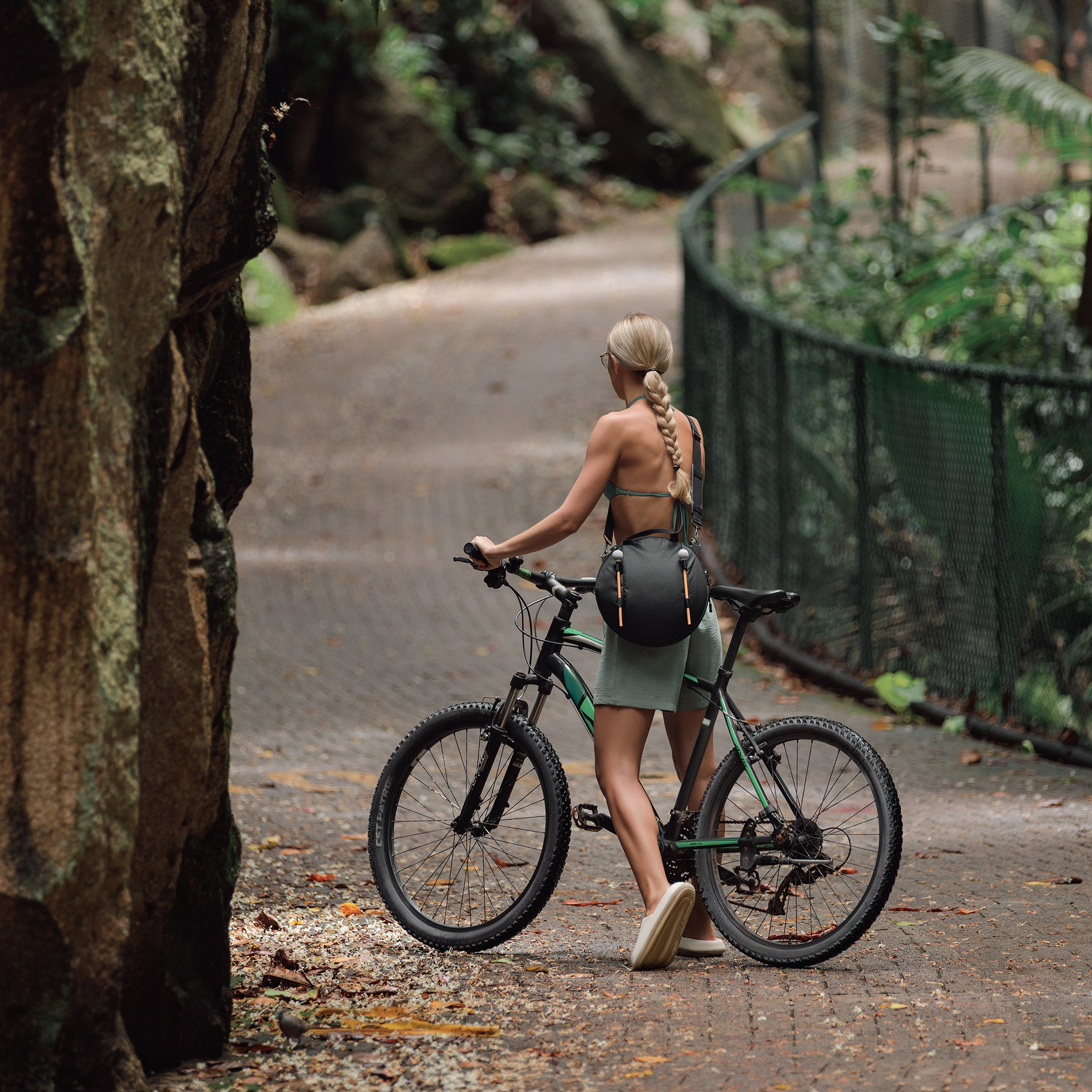 Outdoor advertising photography. Commercial photography in the Seychelles. Shooting a glucophone in the Seychelles. Advertising shooting in real conditions. Photography of musical instruments. Image shooting by Fimbo. Advertising shooting for Tank Drum. Advertising photography of covers.