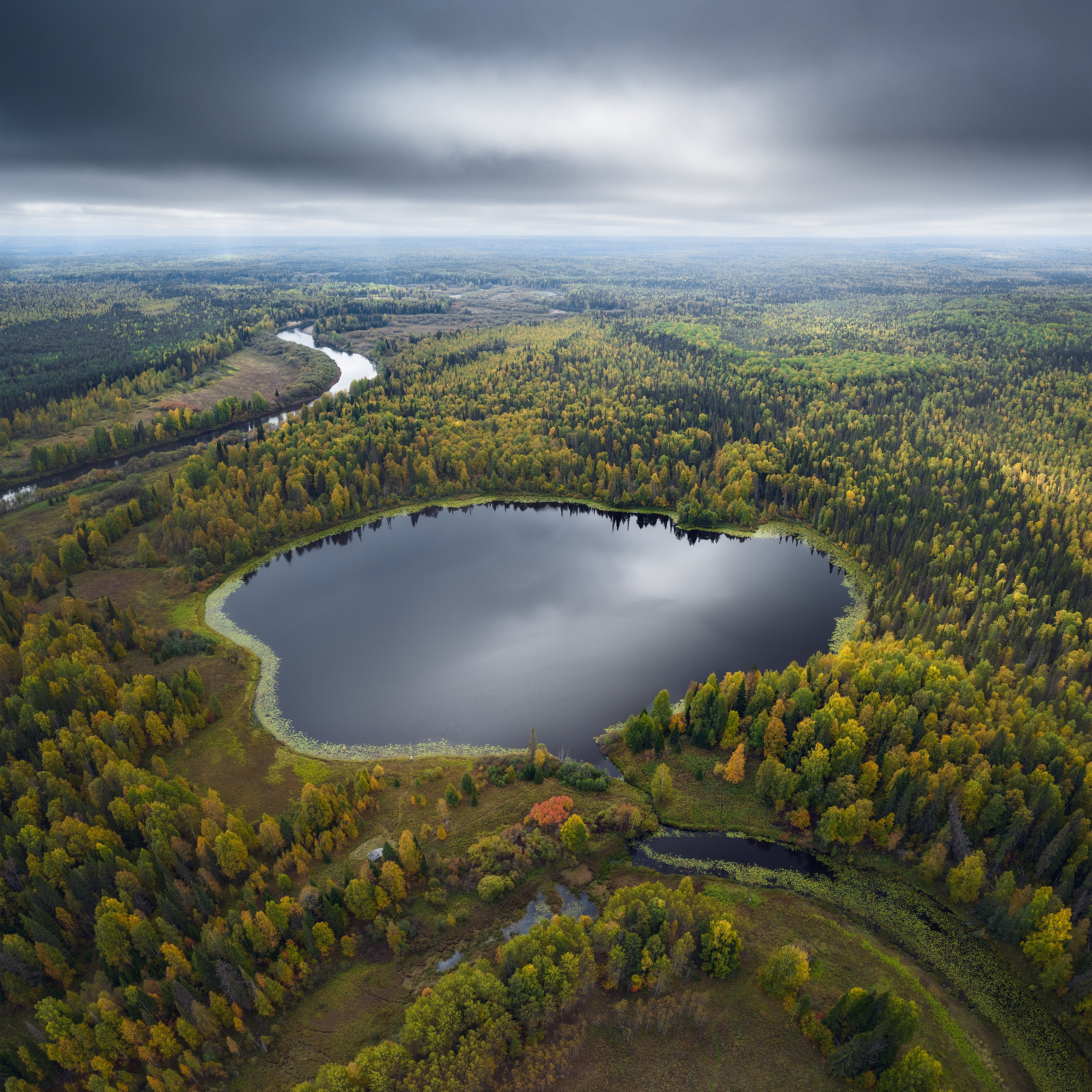 Озеро Ягвад с дрона и река Вычегда. Пасмурный день на озере Ягвад. Хмурая осень на севере.