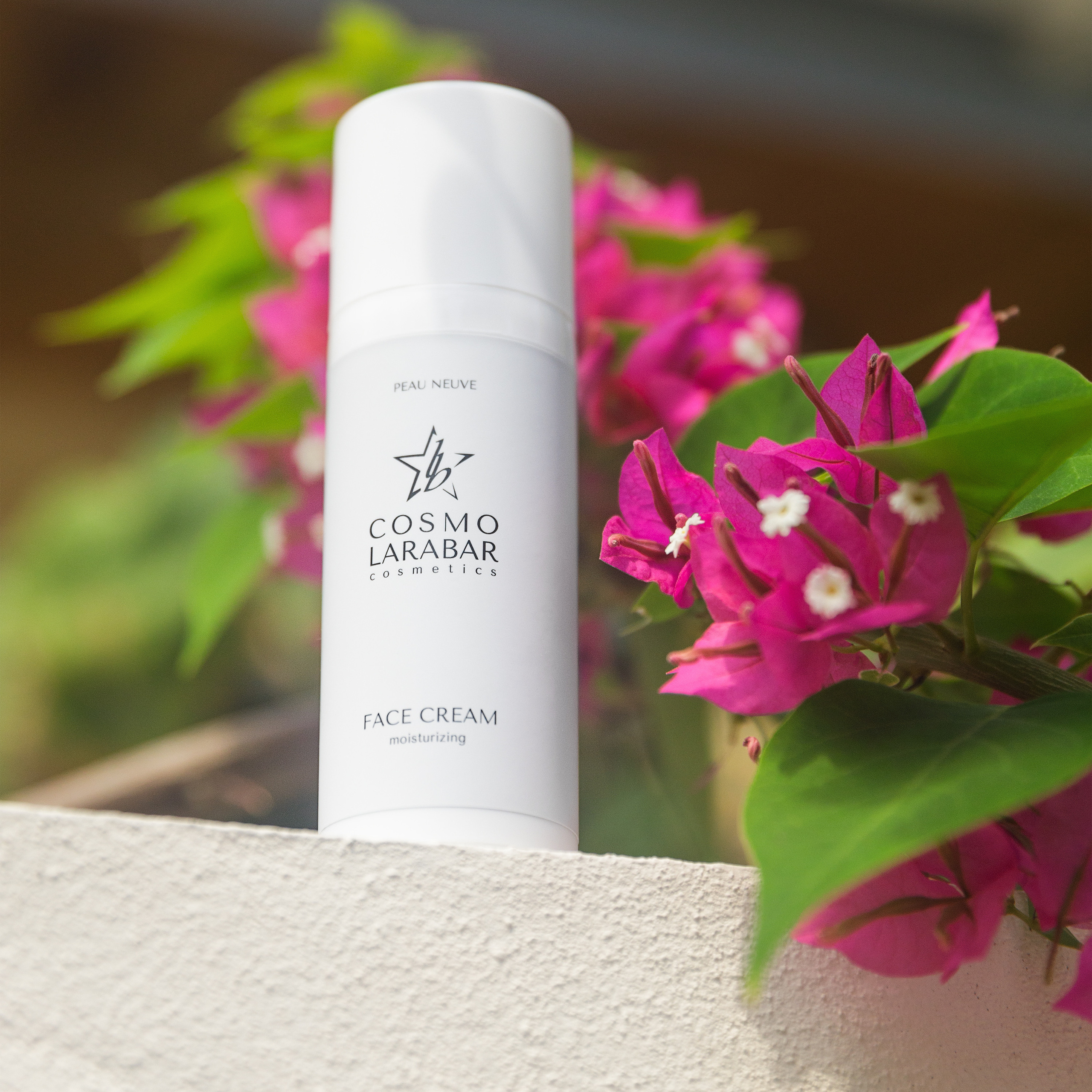 Outdoor shooting in the Maldives. Photographing in real conditions. Advertising photography in nature. Commercial shooting in the Maldives. Shooting cosmetics in the Maldives. Advertising shooting in real conditions. Cosmetic photography. Image shooting of cosmetics.