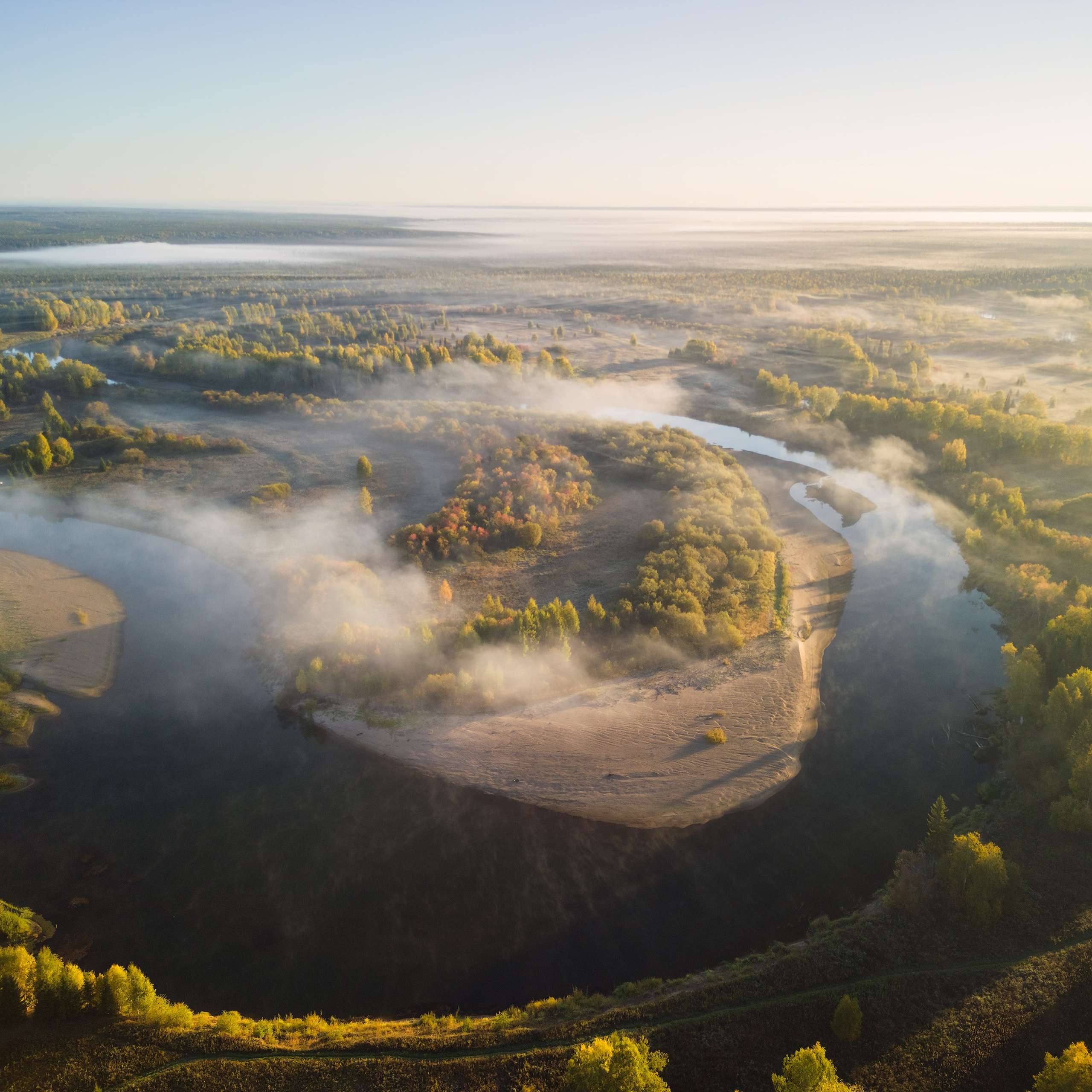 Аэросъёмка. Пейзаж с дрона. Рассвет на туманной реке. Осенняя тайга. Туманная осенняя Вычегда.