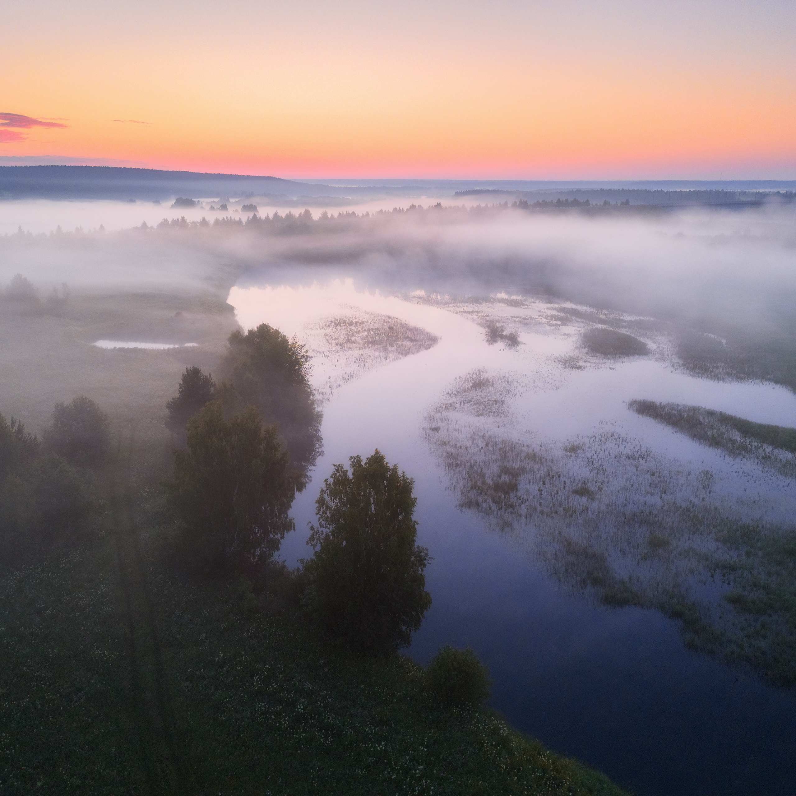 Рассвет в белые ночи. Туман над заливными лугами. Утренний туман над рекой. Летние туманы над заливными полями.