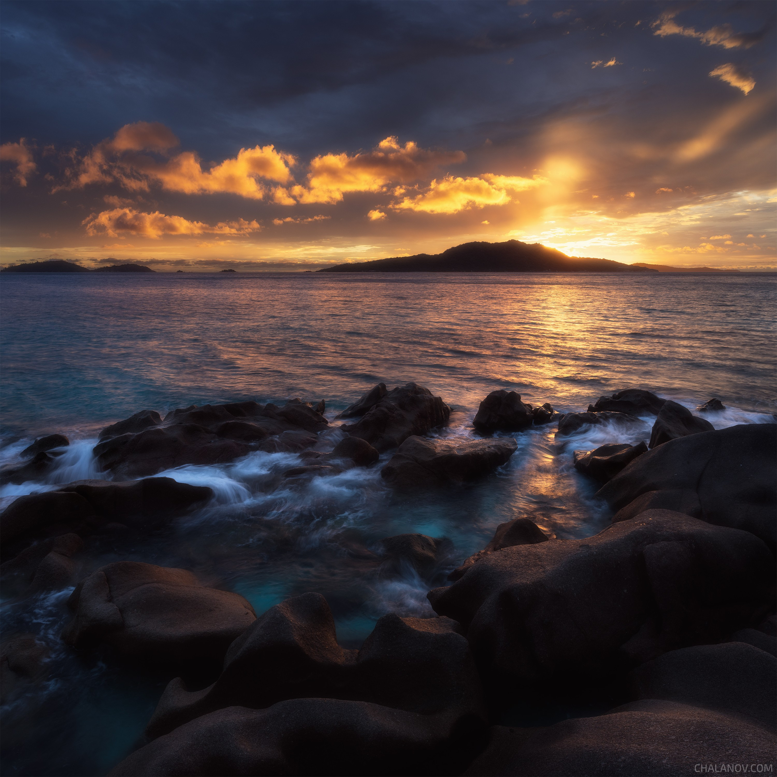 Рассвет на острове Ла-Диг, Сейшельские острова. Республика Сейшелы. Океанский пейзаж. Морской пейзаж. Океан и камни на рассвете.