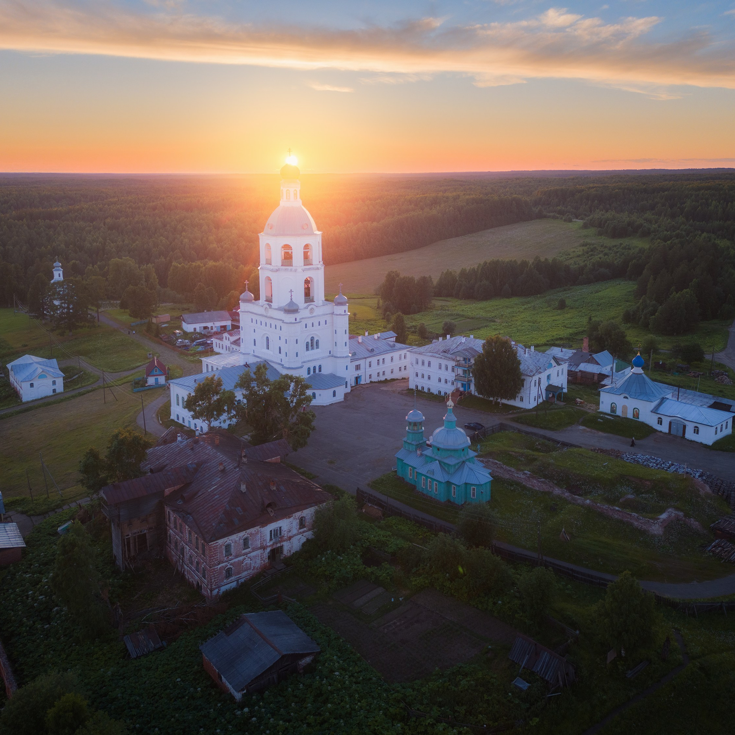 Ульяновский Троице-Стефановский мужской монастырь, Усть-Куломский район Республики Коми. Пейзаж с воздуха. Закат над Ульяновским монастырем.