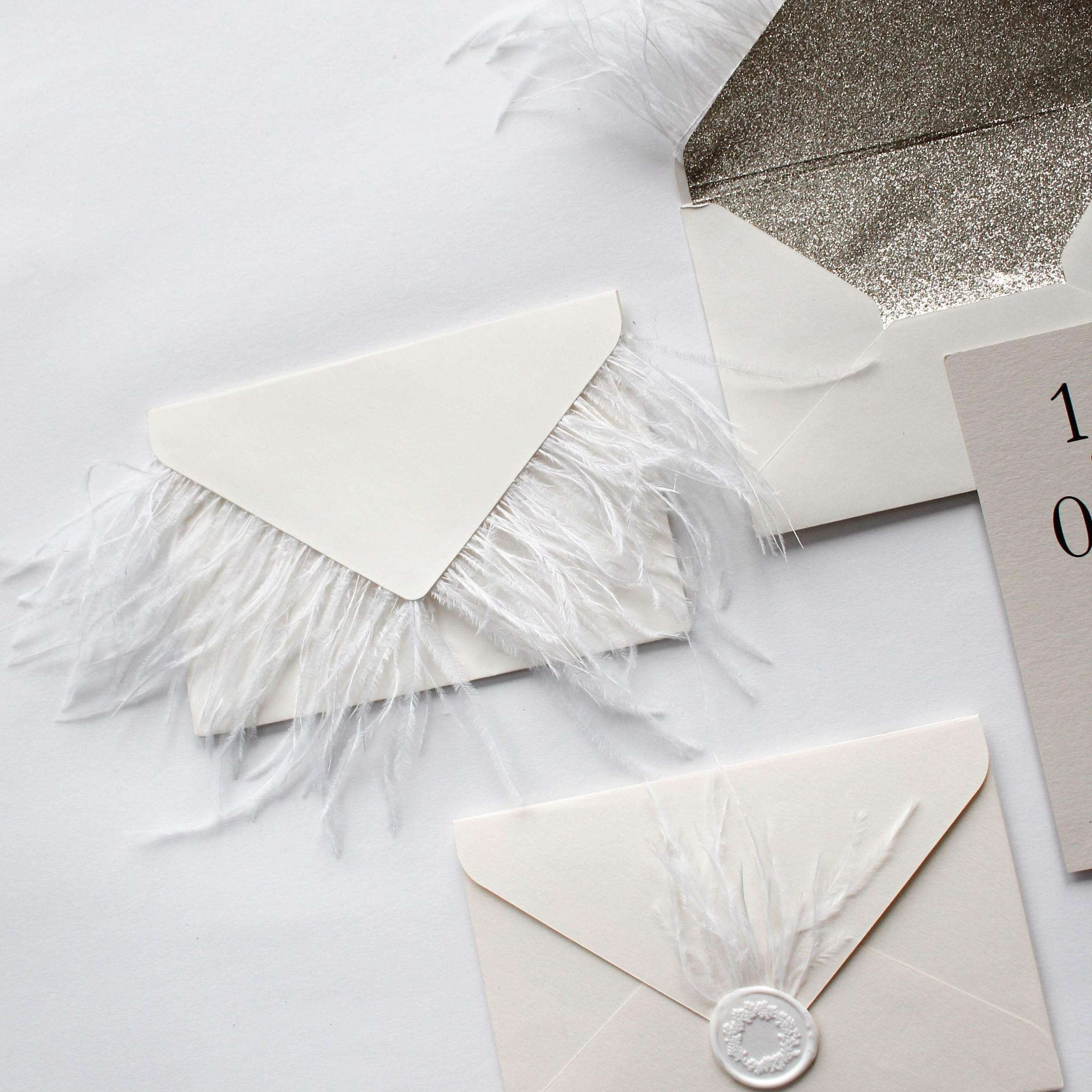 С перьями страуса, от 280 руб