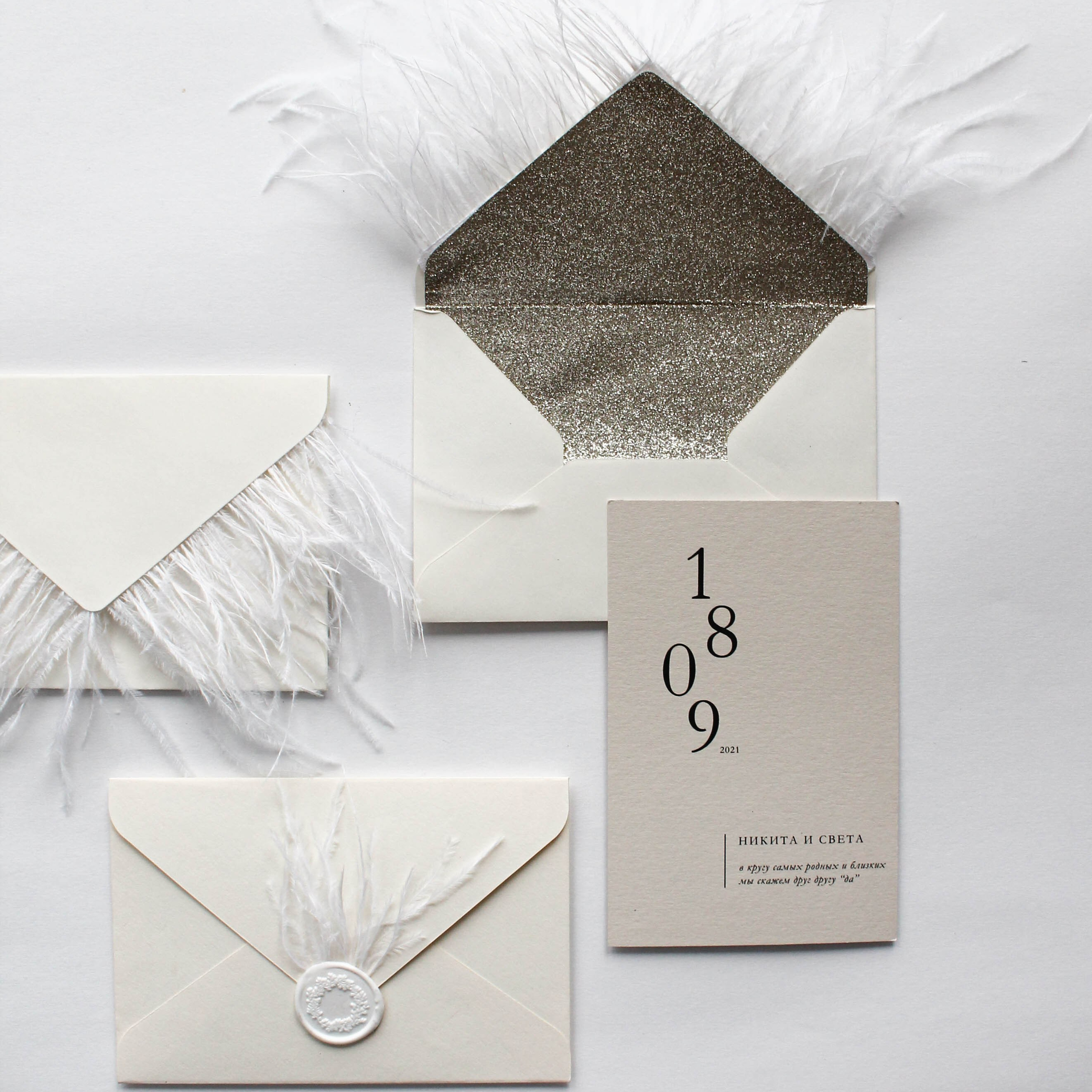 С перьями страуса, от 280 руб