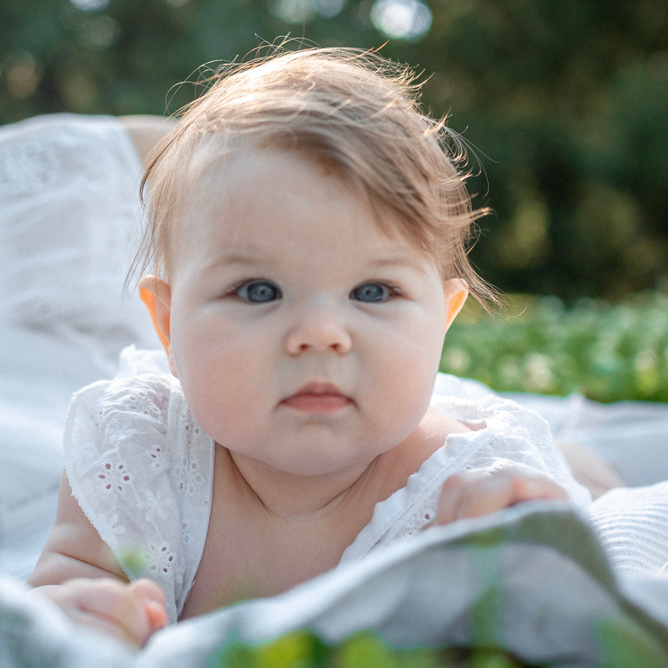 малышка на траве, детская фотосессия, семейная фотосессия, фотосессия москва