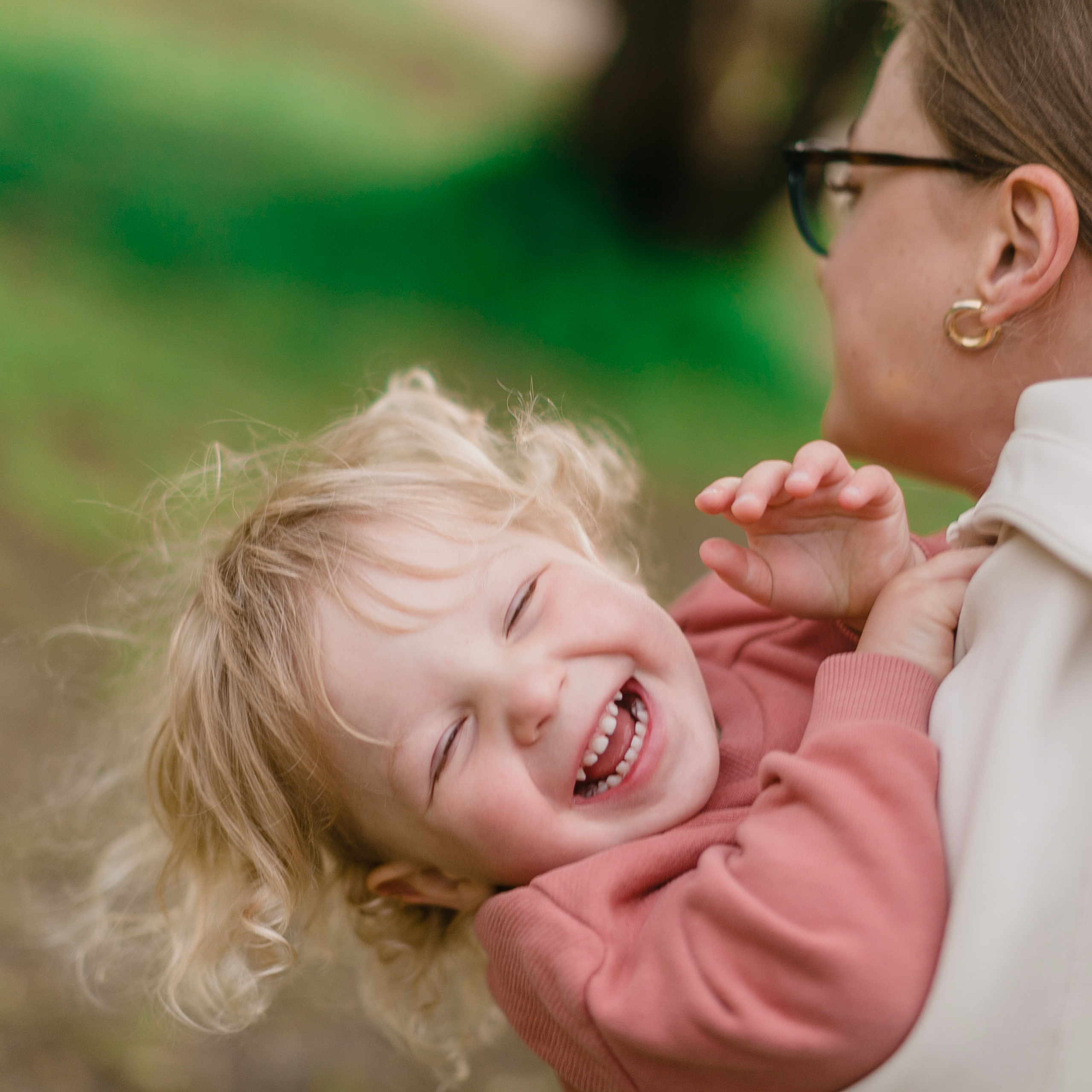 мама и малыш, семейная фотосессия в парке, семейный фотограф, счастливый малыш, малыш на руках