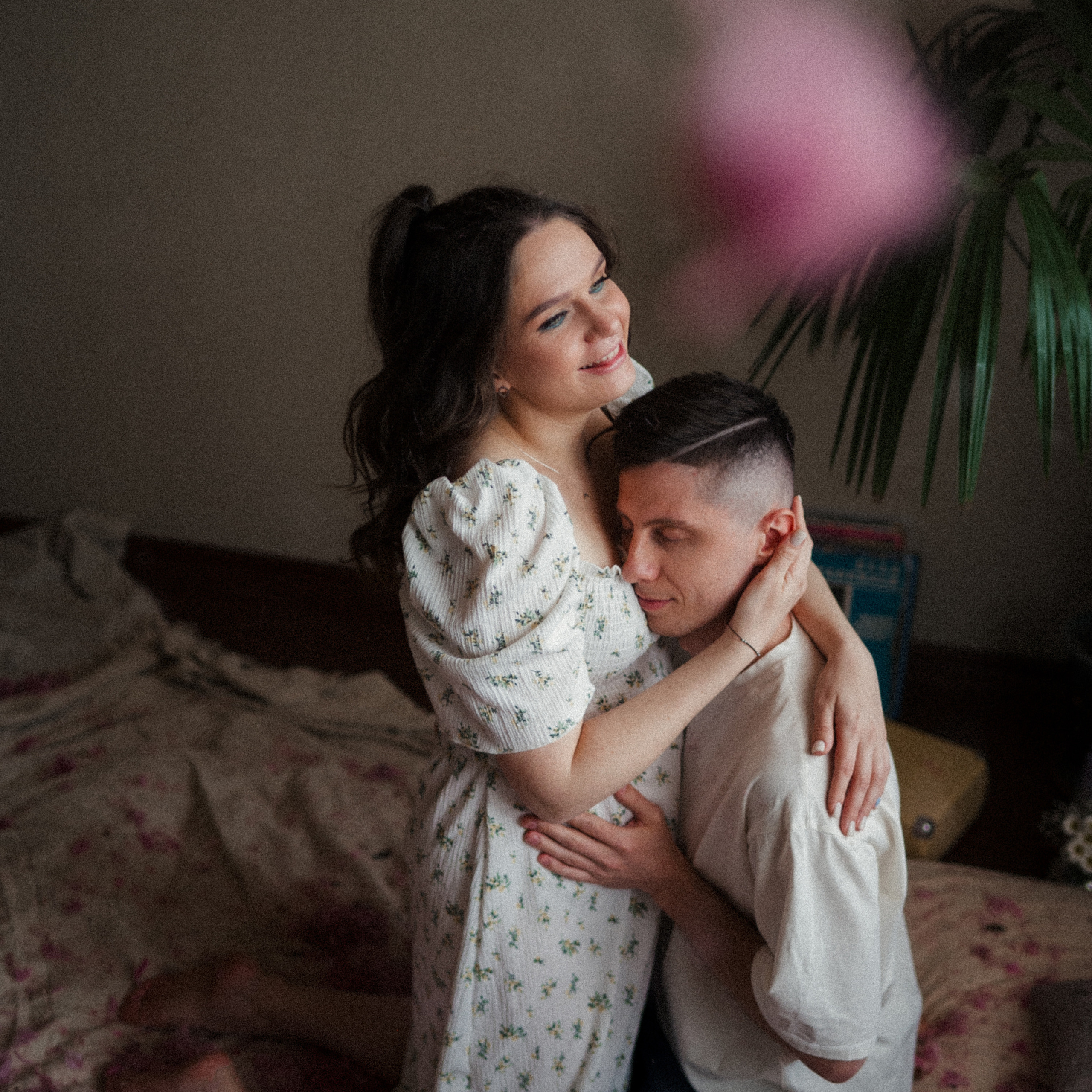 Фотосессия влюбленных в маленькой квартирке