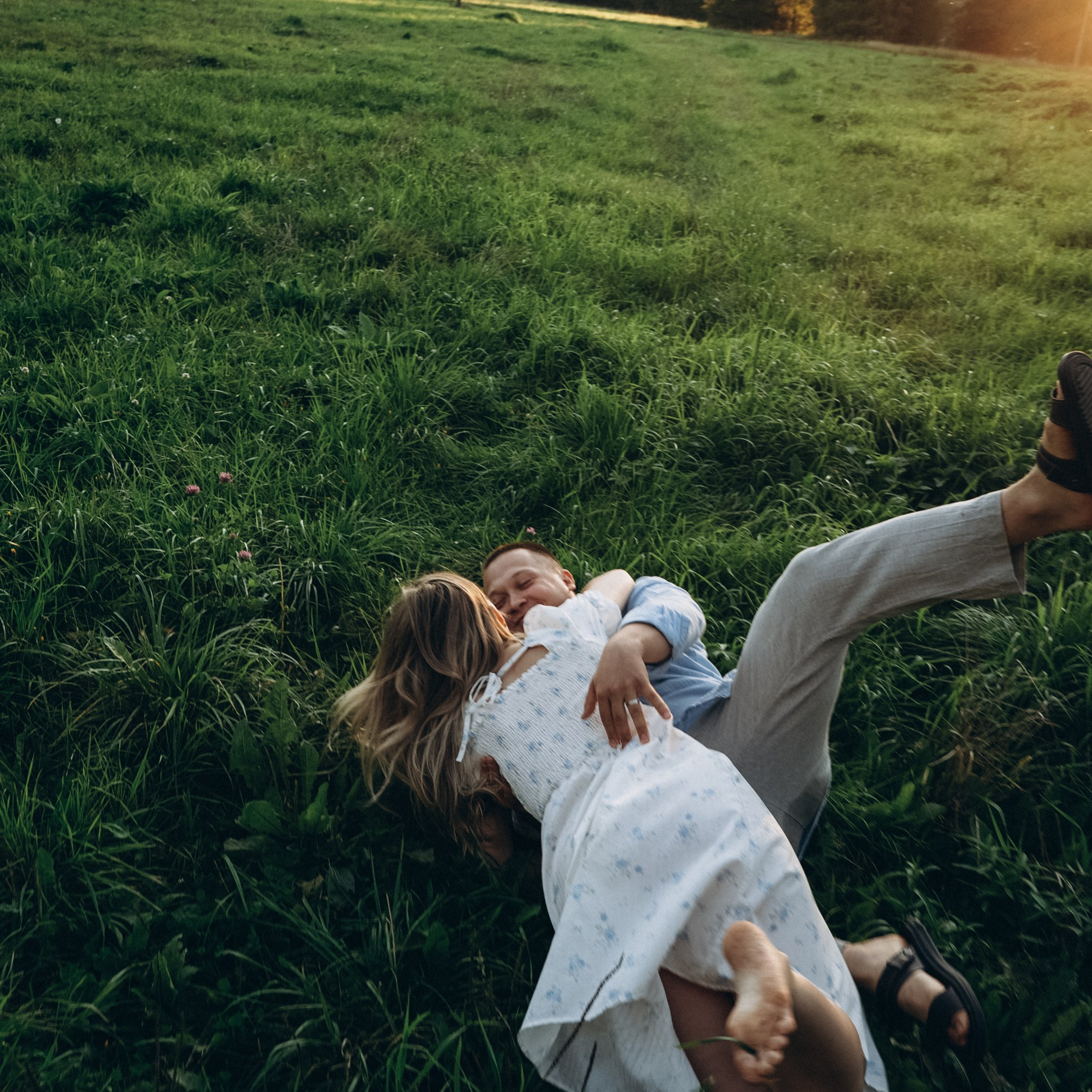 целоваться в траве